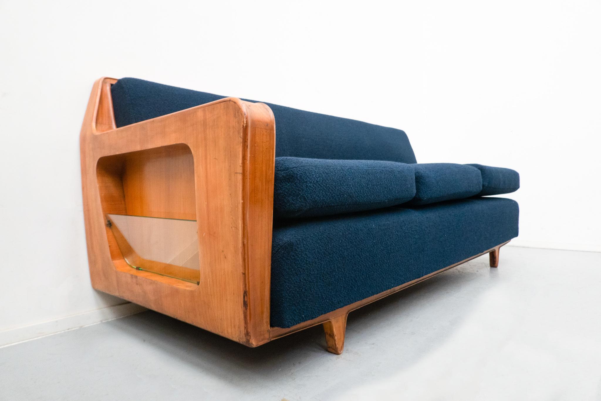 Blaues Mid-Century Modern-Sofa, Melchiorre Bega zugeschrieben, Kirschholz, Italien  (Moderne der Mitte des Jahrhunderts) im Angebot