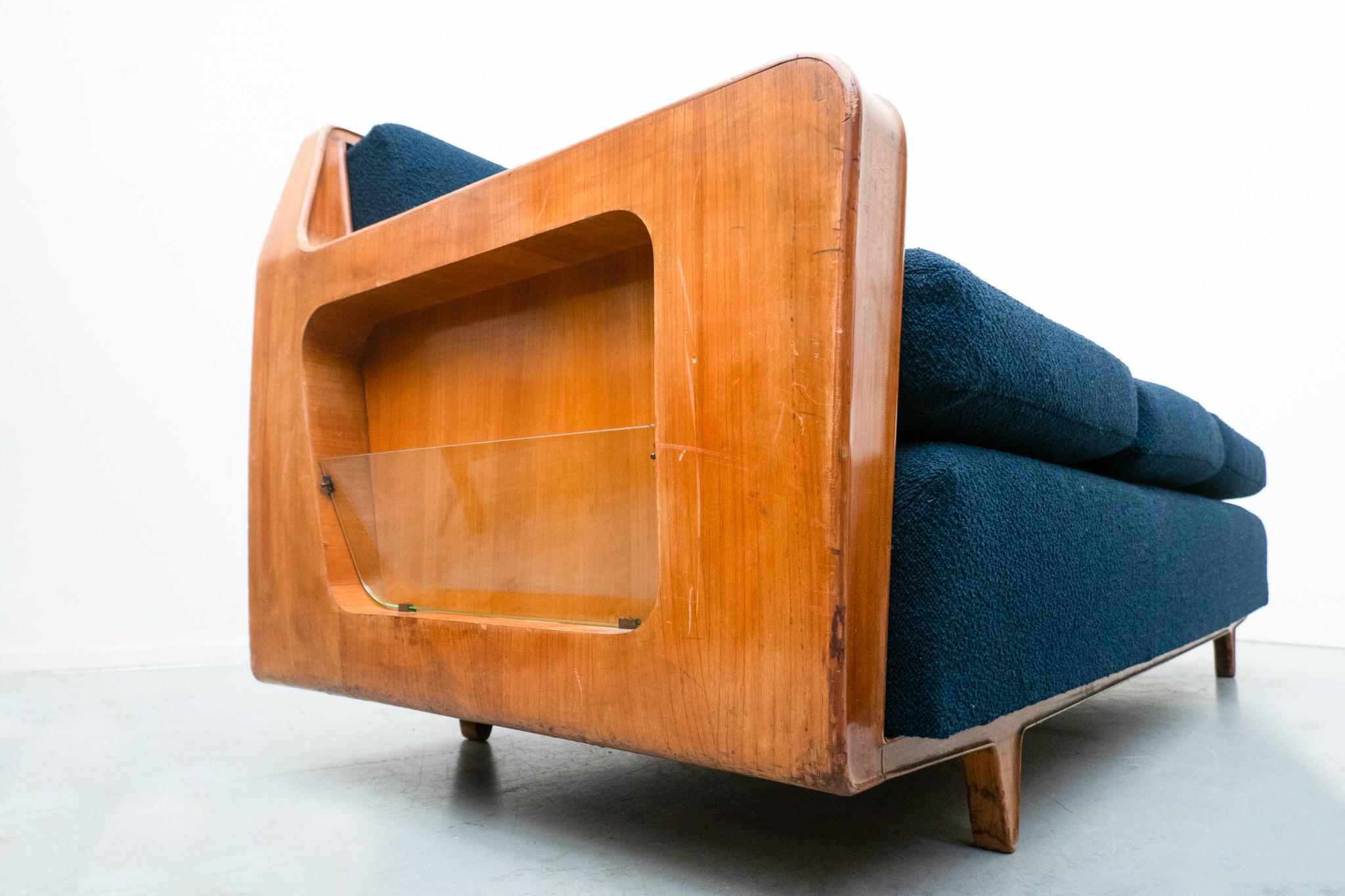 Blaues Mid-Century Modern-Sofa, Melchiorre Bega zugeschrieben, Kirschholz, Italien  (Italienisch) im Angebot
