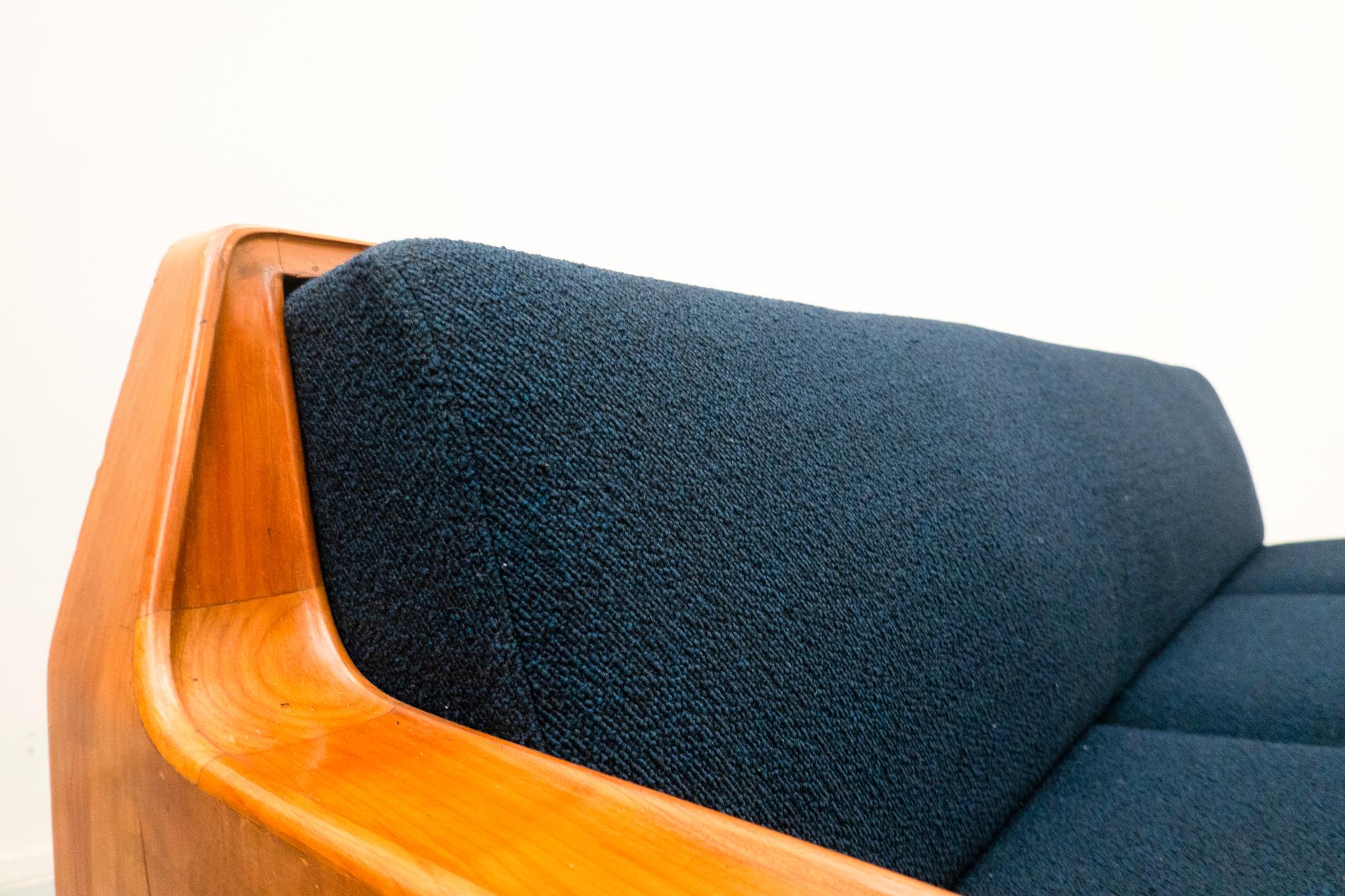 Blaues Mid-Century Modern-Sofa, Melchiorre Bega zugeschrieben, Kirschholz, Italien  (Mitte des 20. Jahrhunderts) im Angebot