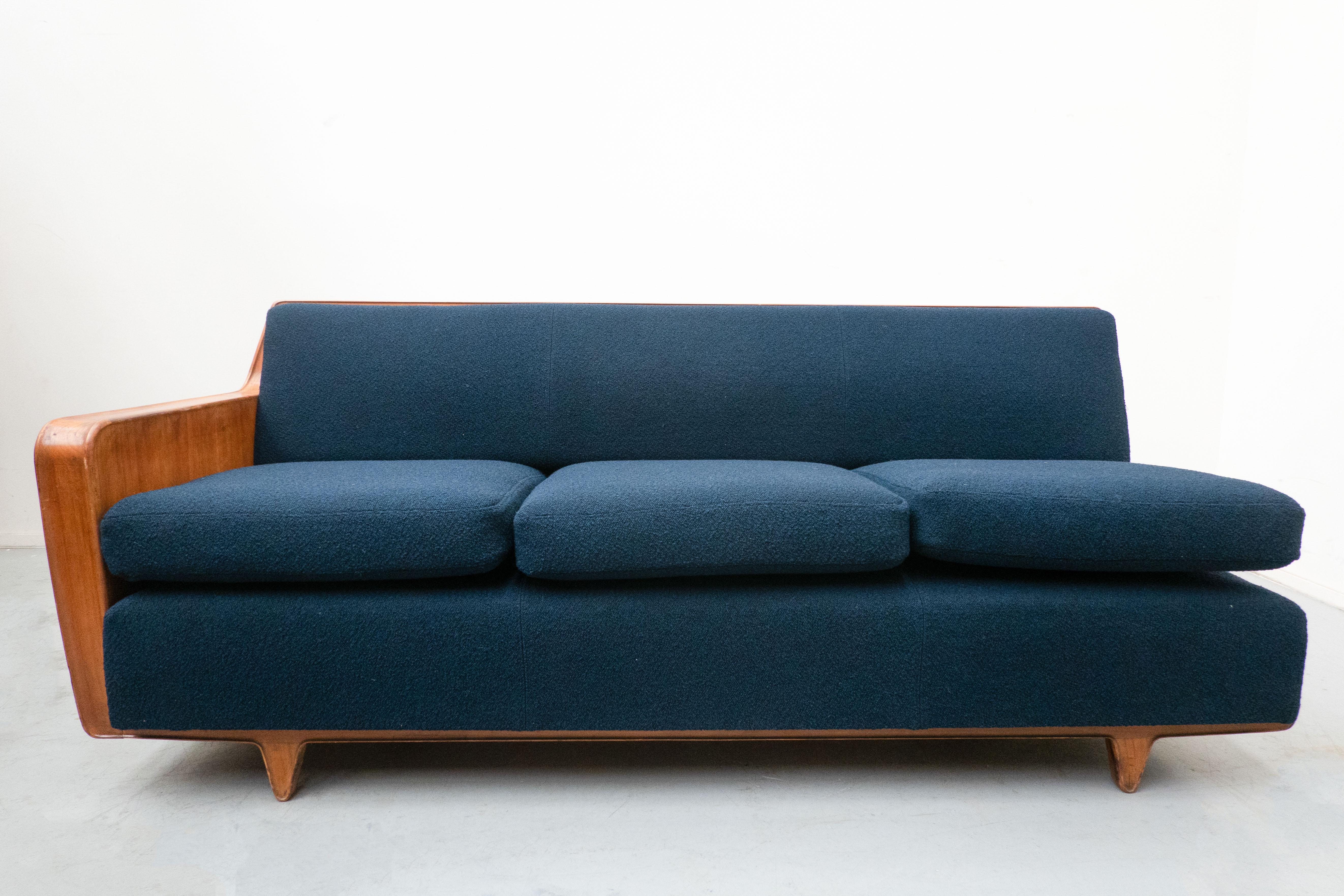 Blaues Mid-Century Modern-Sofa, Melchiorre Bega zugeschrieben, Kirschholz, Italien  (Kirsche) im Angebot
