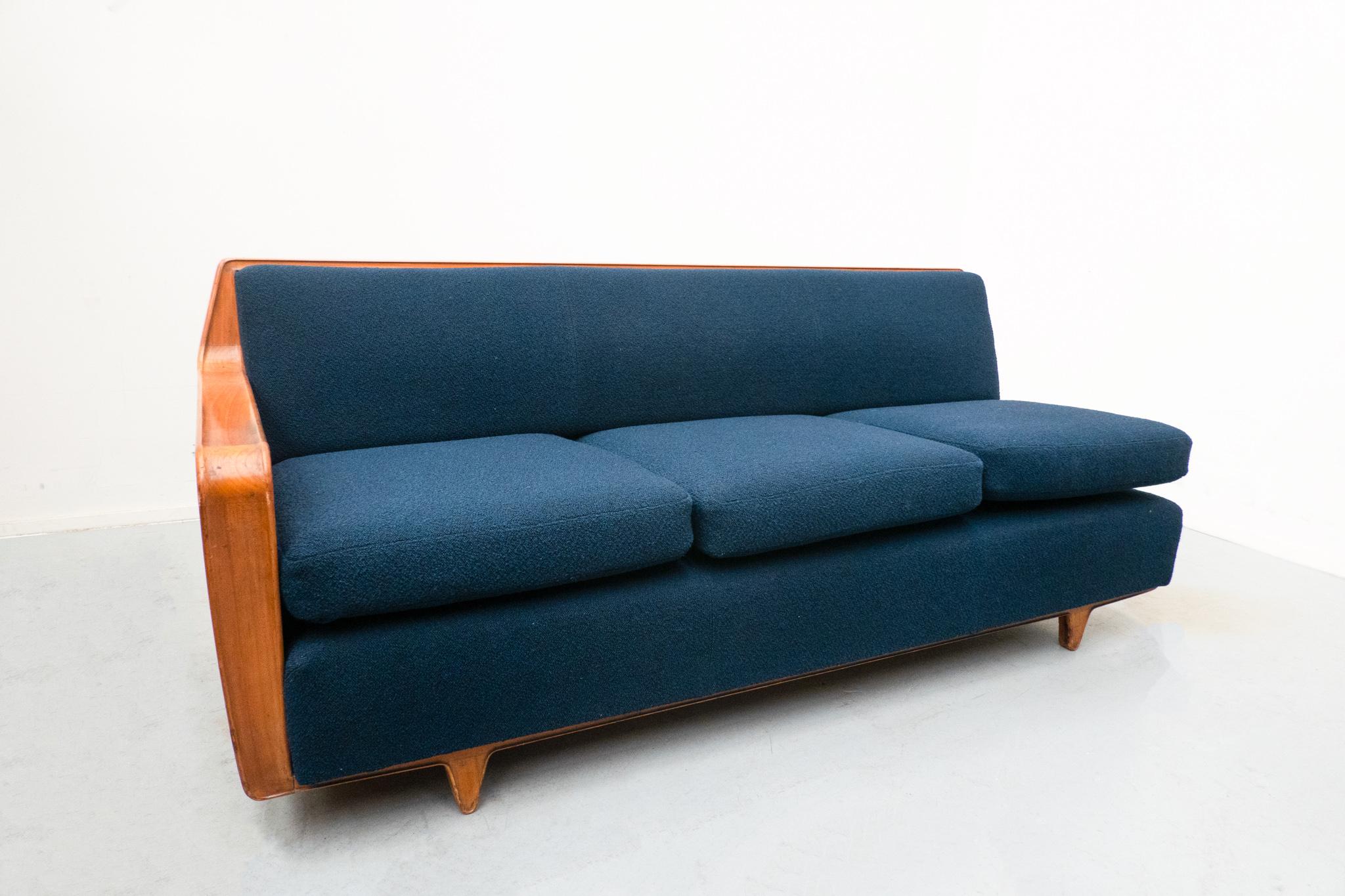 Blaues Mid-Century Modern-Sofa, Melchiorre Bega zugeschrieben, Kirschholz, Italien  im Angebot 1