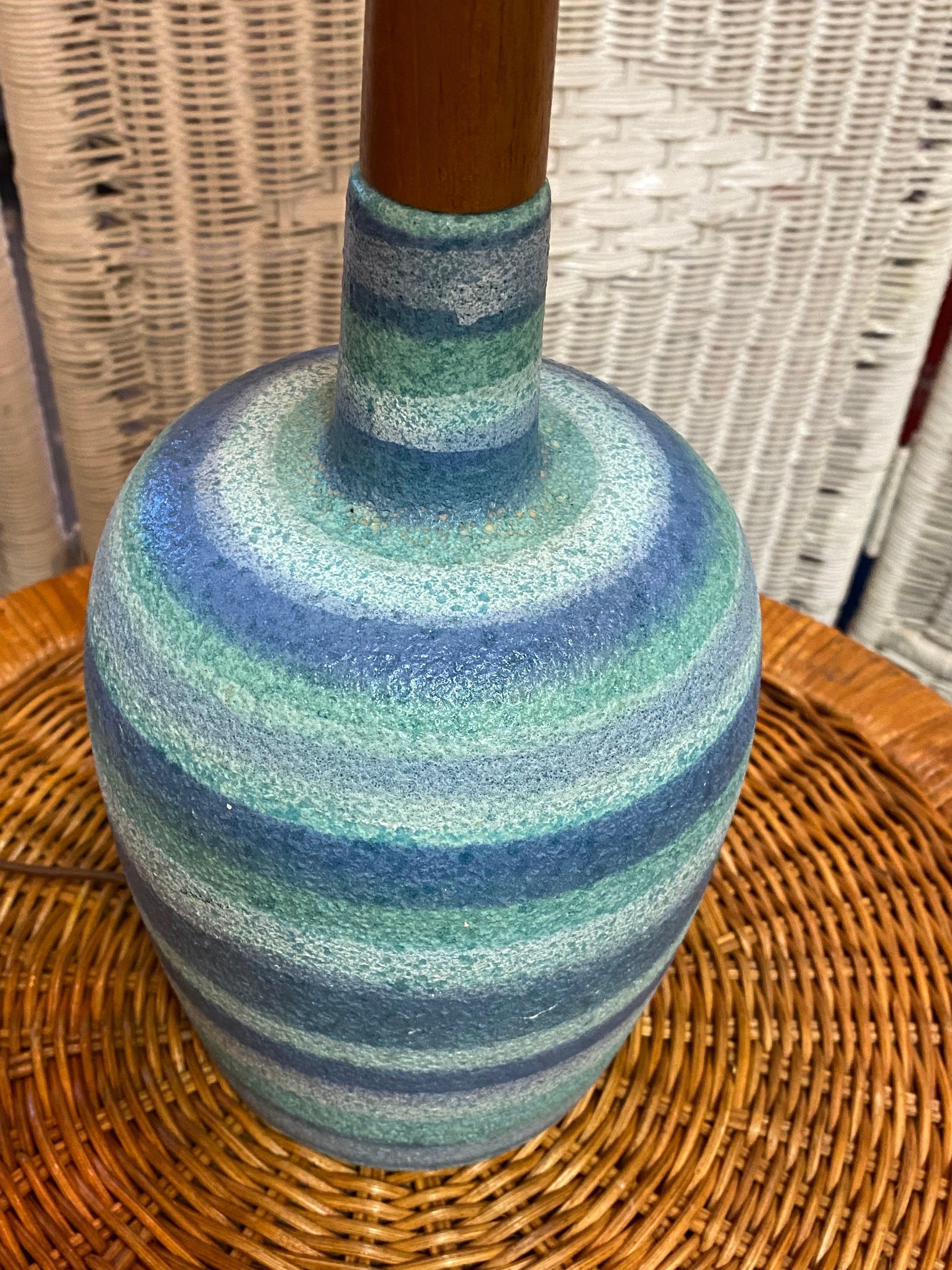 Mid-Century Modern Lampe de table en poterie rayée bleue du milieu du siècle dernier  en vente