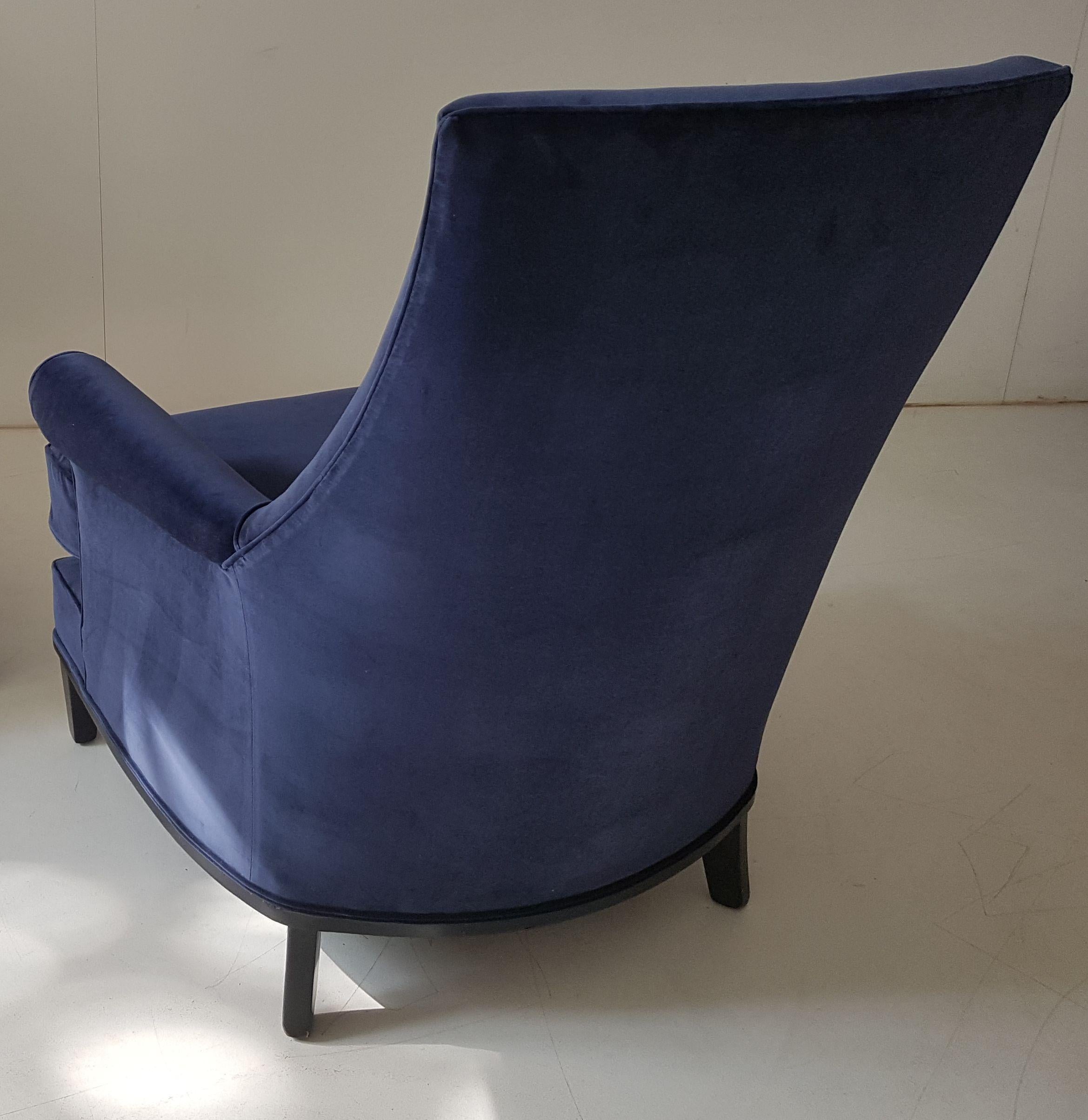 Mid-Century Modern Blue Velvet American Armchairs with Black Lacquered Frame In Good Condition For Sale In London, GB