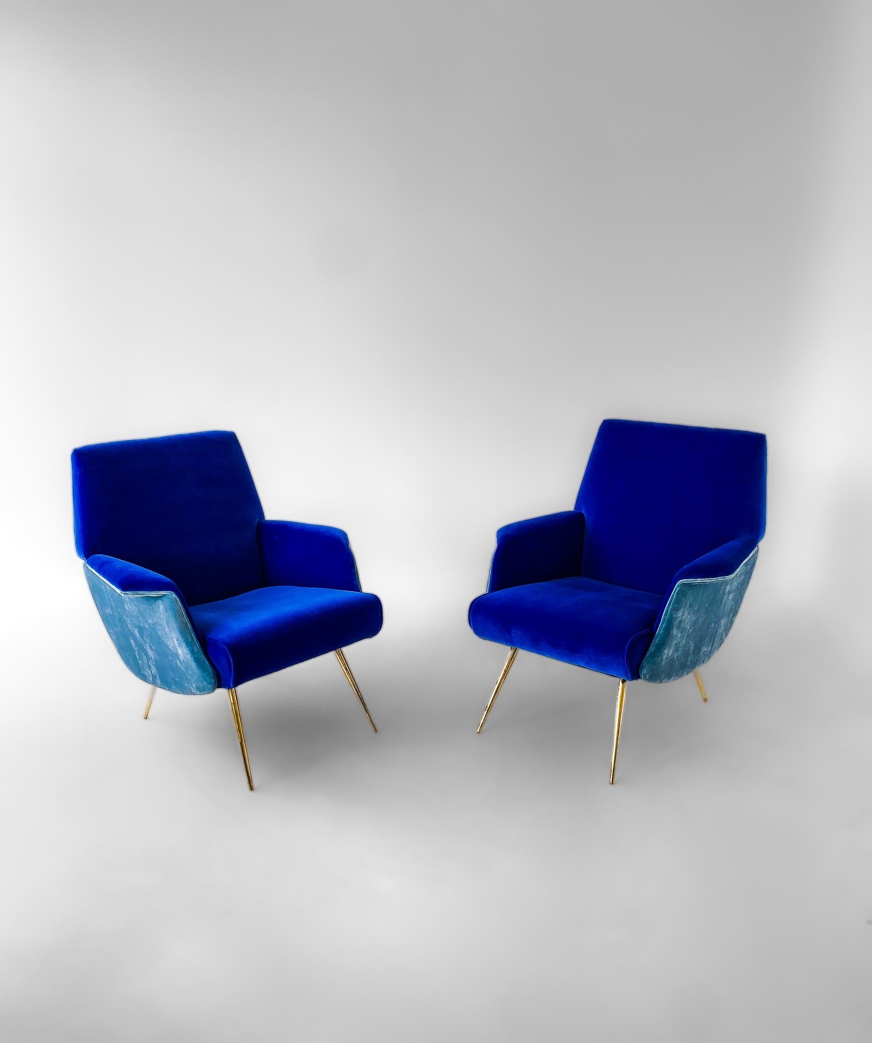 Mid-Century Modern blue velvet lounge chairs by Giuseppe Rossi, Italy 1950s

Designed in the late 1950s by Giuseppe Rossi and newly reupholstered, this pair of lounge chairs offers not only a very comfortable seating surface with arm rests, but