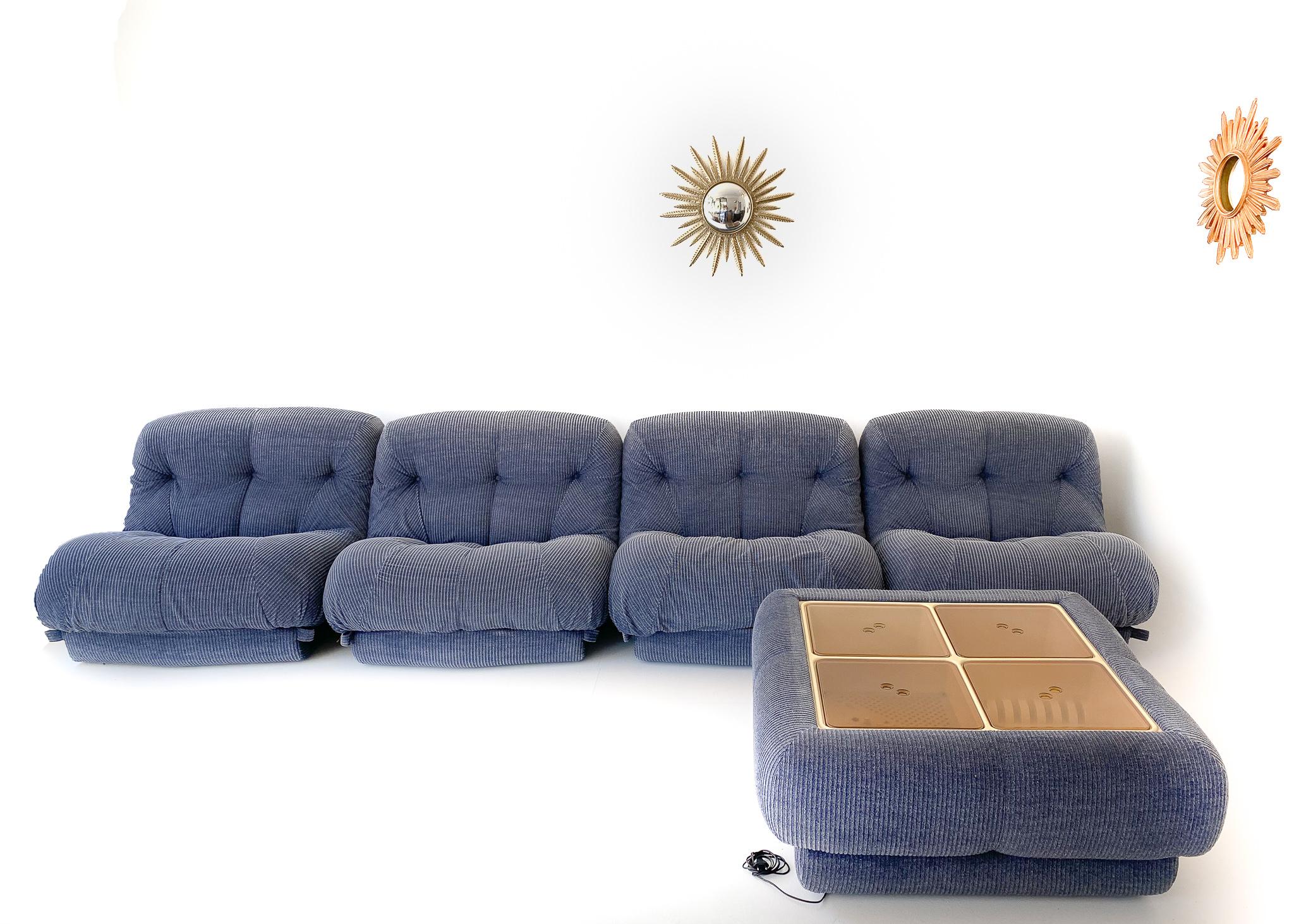 Mid-Century Modern Blue Velvet Sofa Nuvolone by Rimo Maturi for Mimo Padova, Italy 1970s.

Stunning blue velvet modular sofa Nuvolone designed by Rimo Maturi for the manufacturer Mimo Padova in the 70s. The name Nuvolone comes from the Italian world