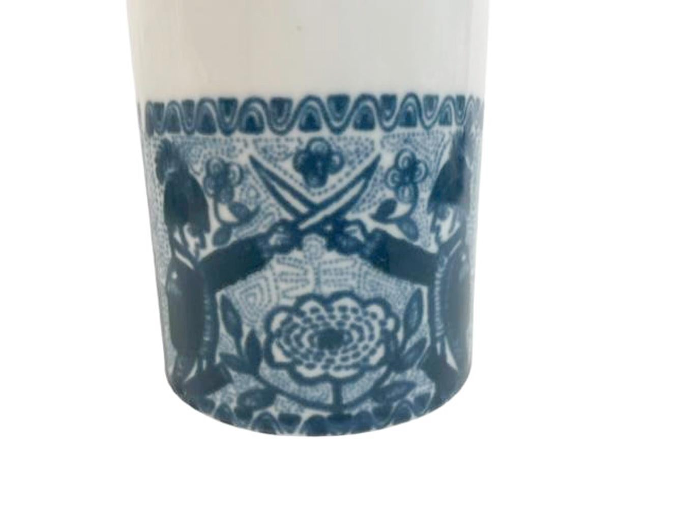 Jarra de porcelana azul y blanca decorada bajo vidriado 