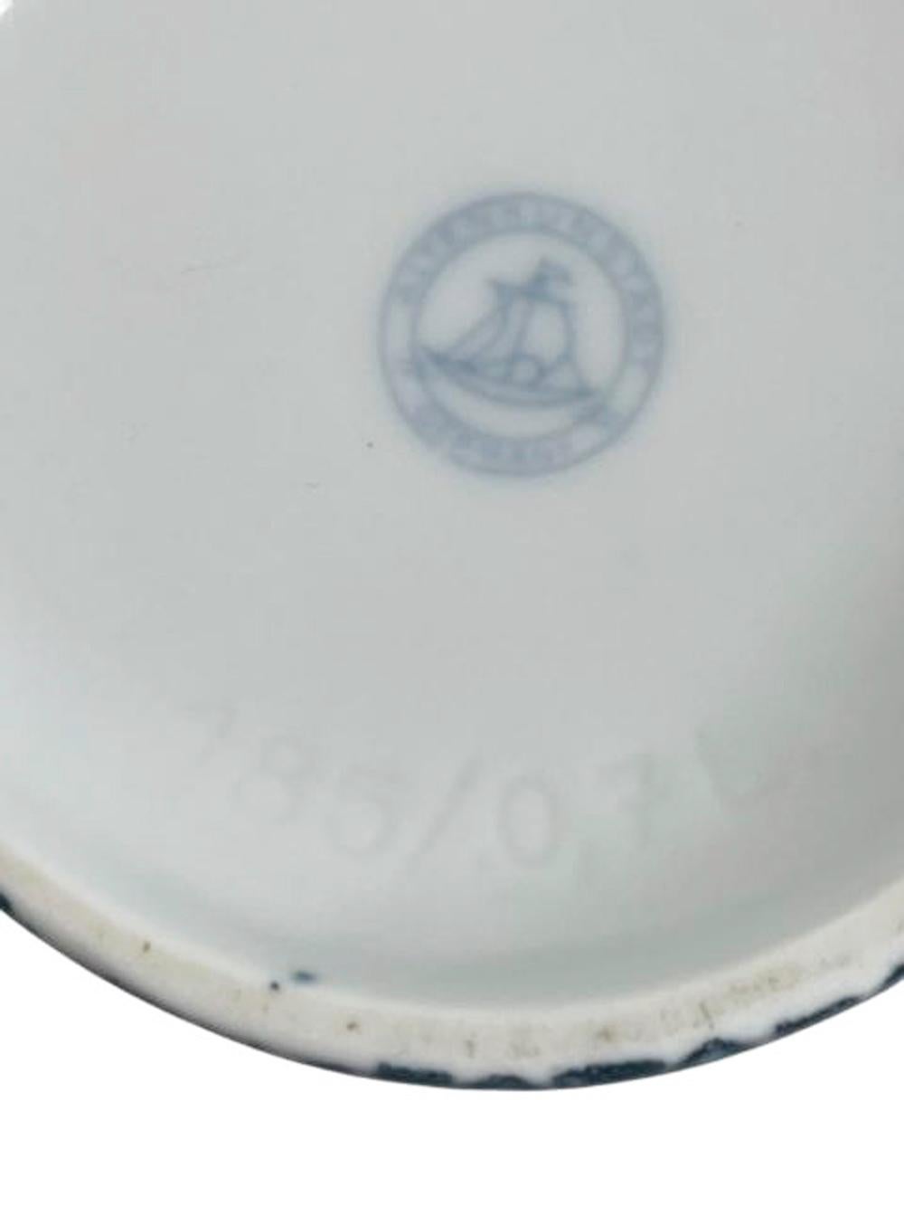 Decantador moderno de mediados de siglo de porcelana azul y blanca 