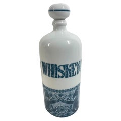 Decanter in porcellana blu e bianca "WHISKEY" di epoca moderna.