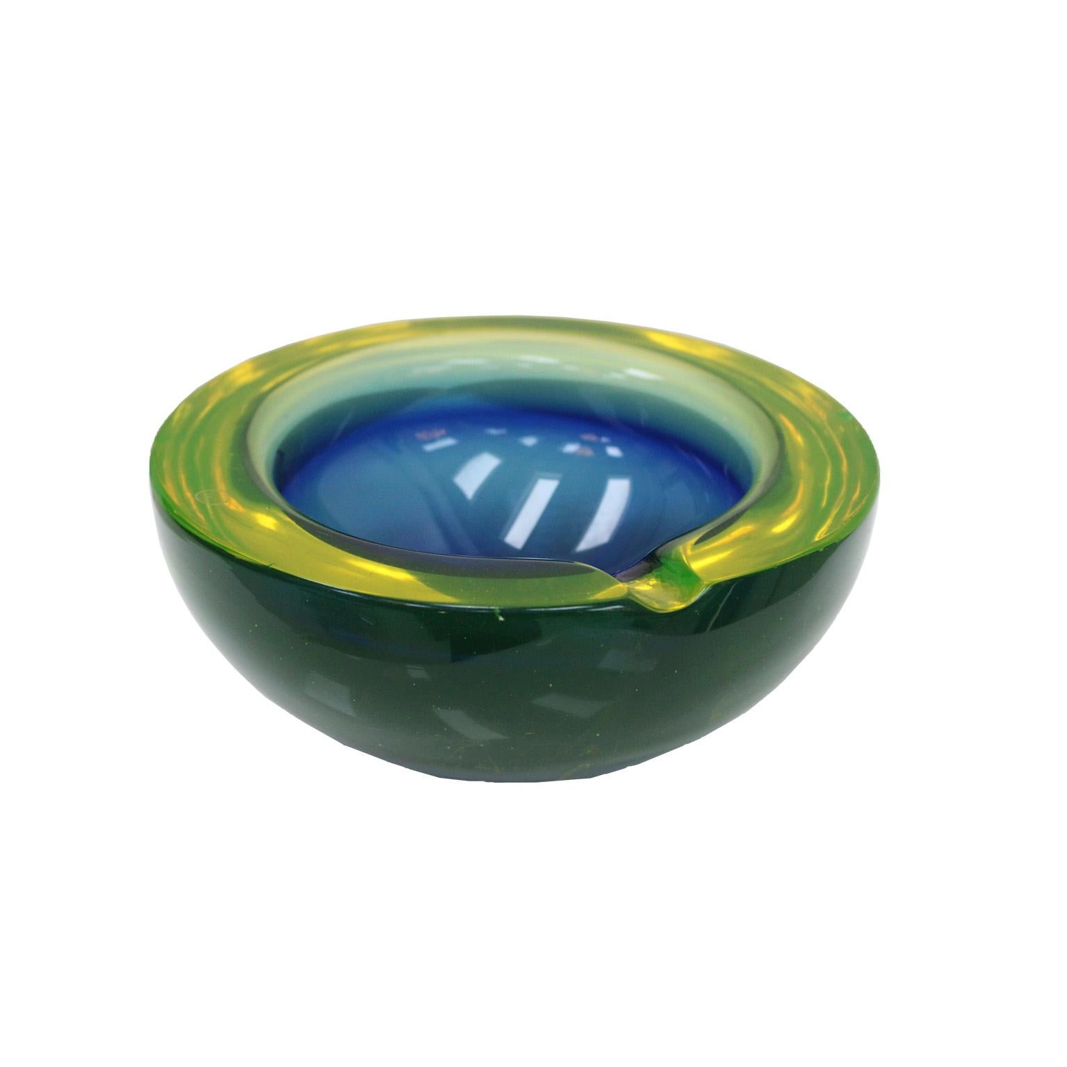 Mid-century Modern Glass Ashtray. Attributed to Flavio Poli for Seguso. Italy, 50s.
In sommerso glass, the blue body is submerged in a very slightly yellow mass. (Color variant Giallo – Blu)

Every item LA Studio offers is checked by our team of 10