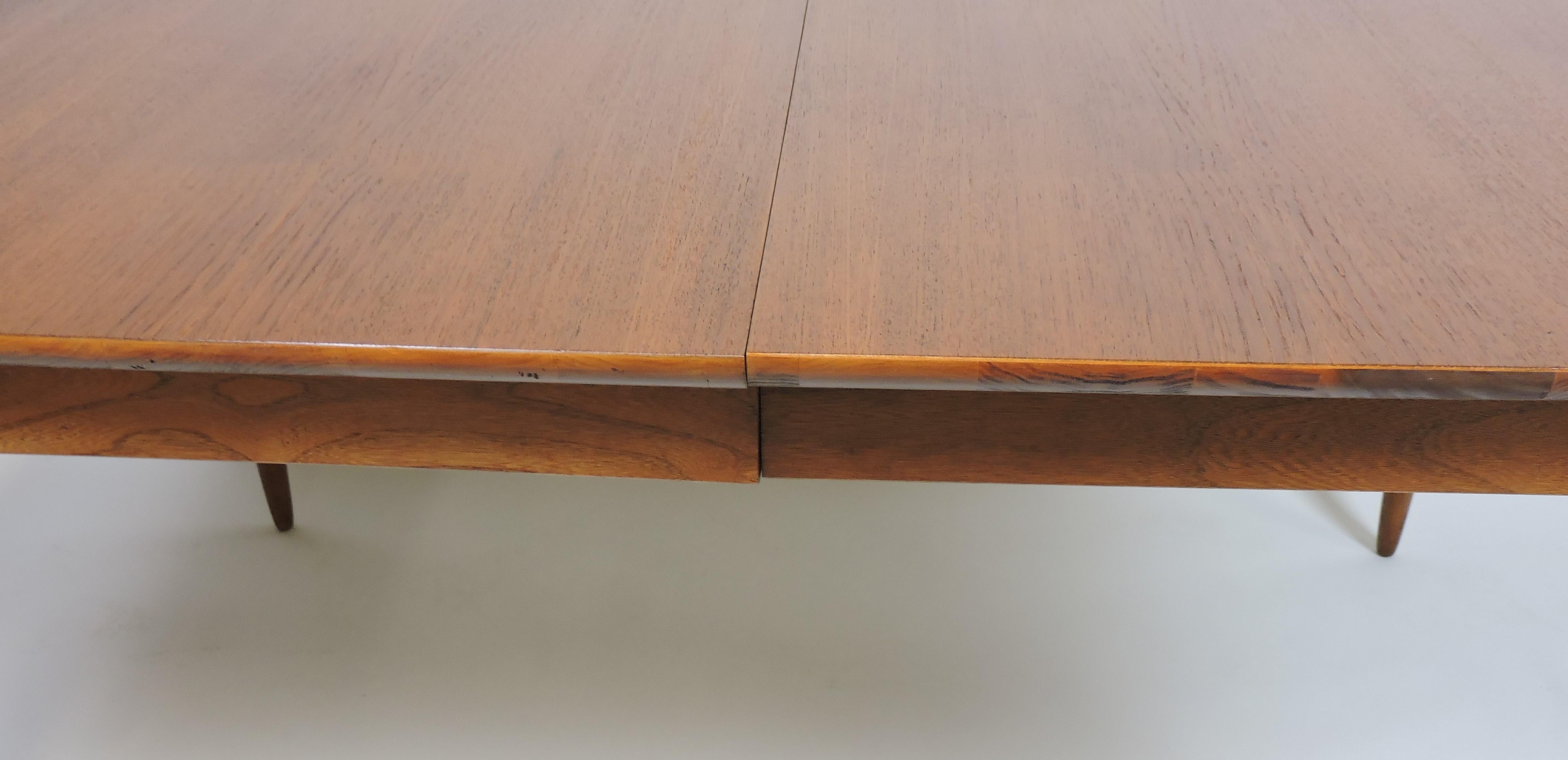 Mid-Century Modern Boat Shape Teak Extendable Dining Table Danish Style In Good Condition In Chesterfield, NJ