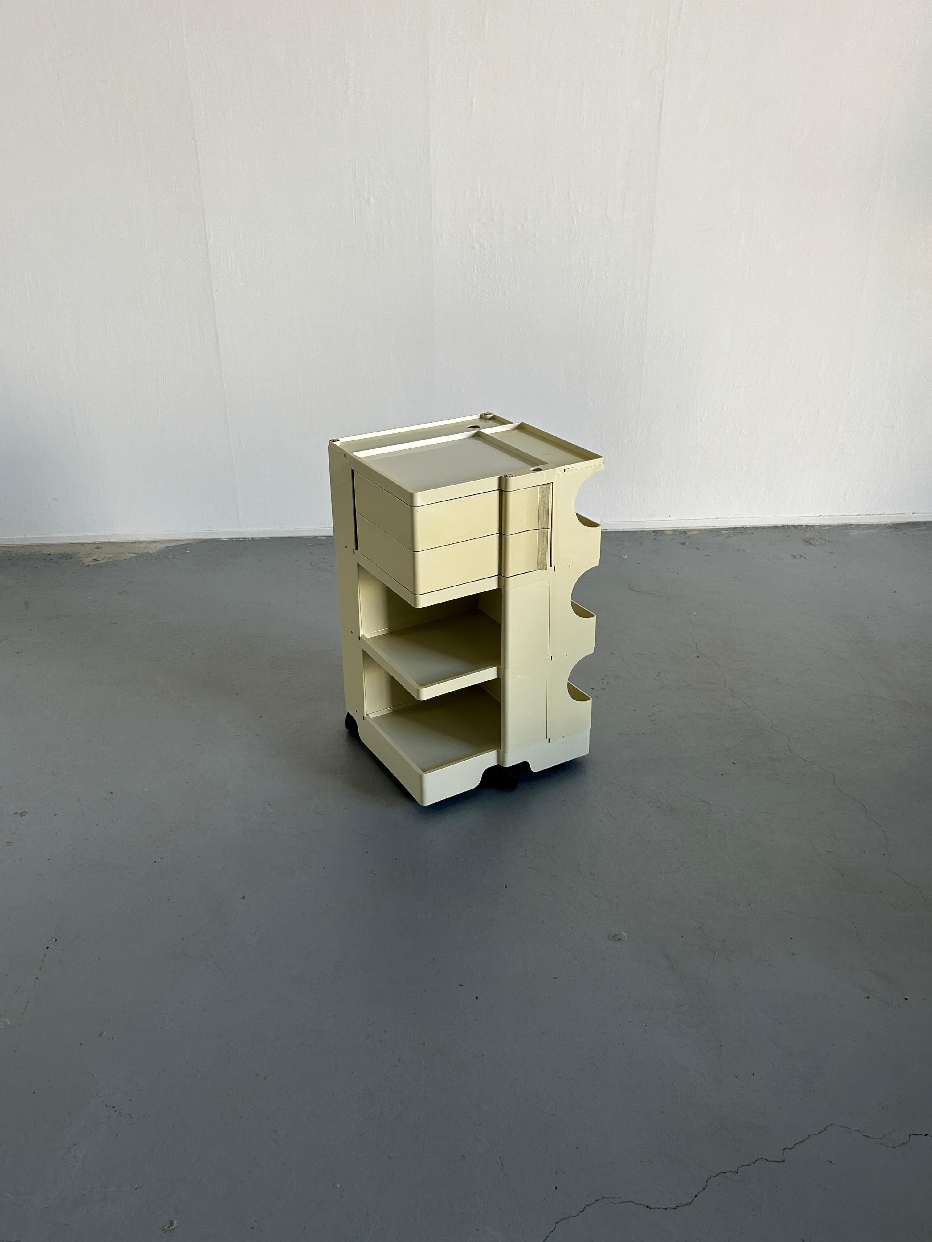 An early production 1970s vintage white edition 'Boby' trolley with three swivel drawers, designed by Joe Colombo for Bieffeplast Italy in 1970s.

Overall in good vintage condition with expected signs of age and use, as depicted in the photos.
One