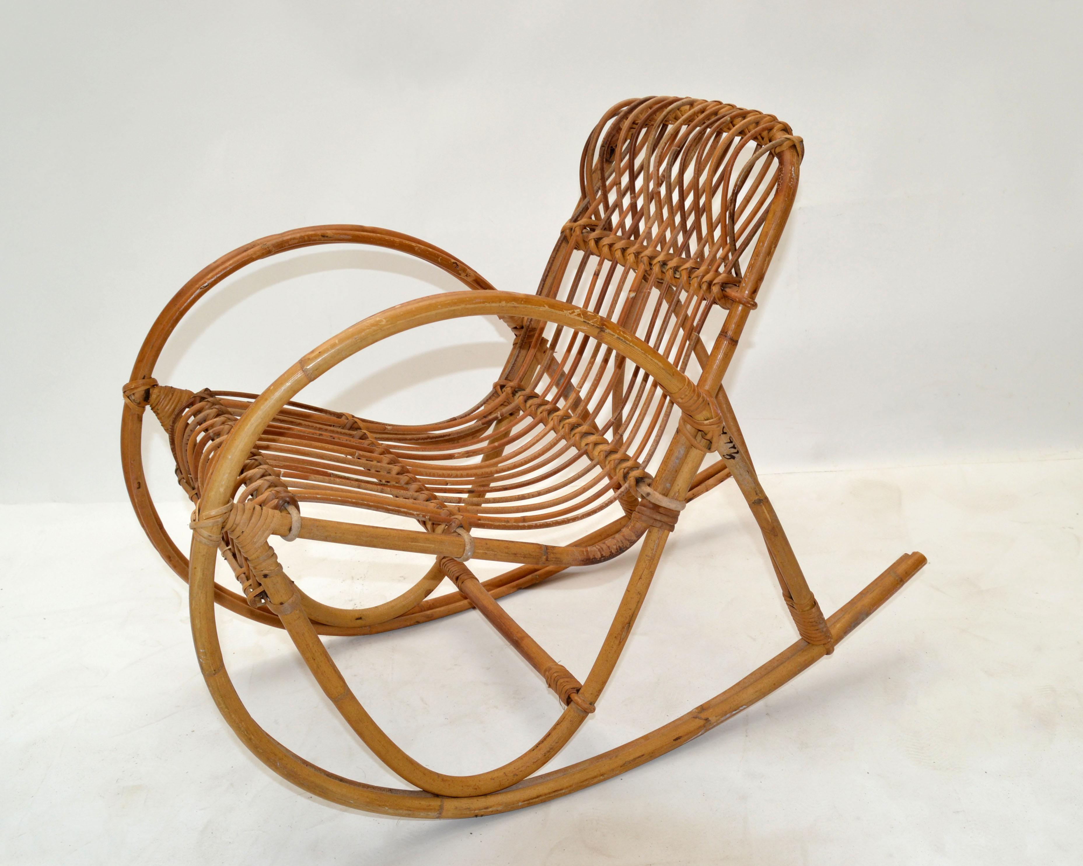 Bonito sillón balancín infantil bohemio con asiento de bambú y caña.
La silla es firme y robusta, un artículo divertido para tus hijos.
Ideal para decorar tu terraza acristalada de Florida.

F-654-335