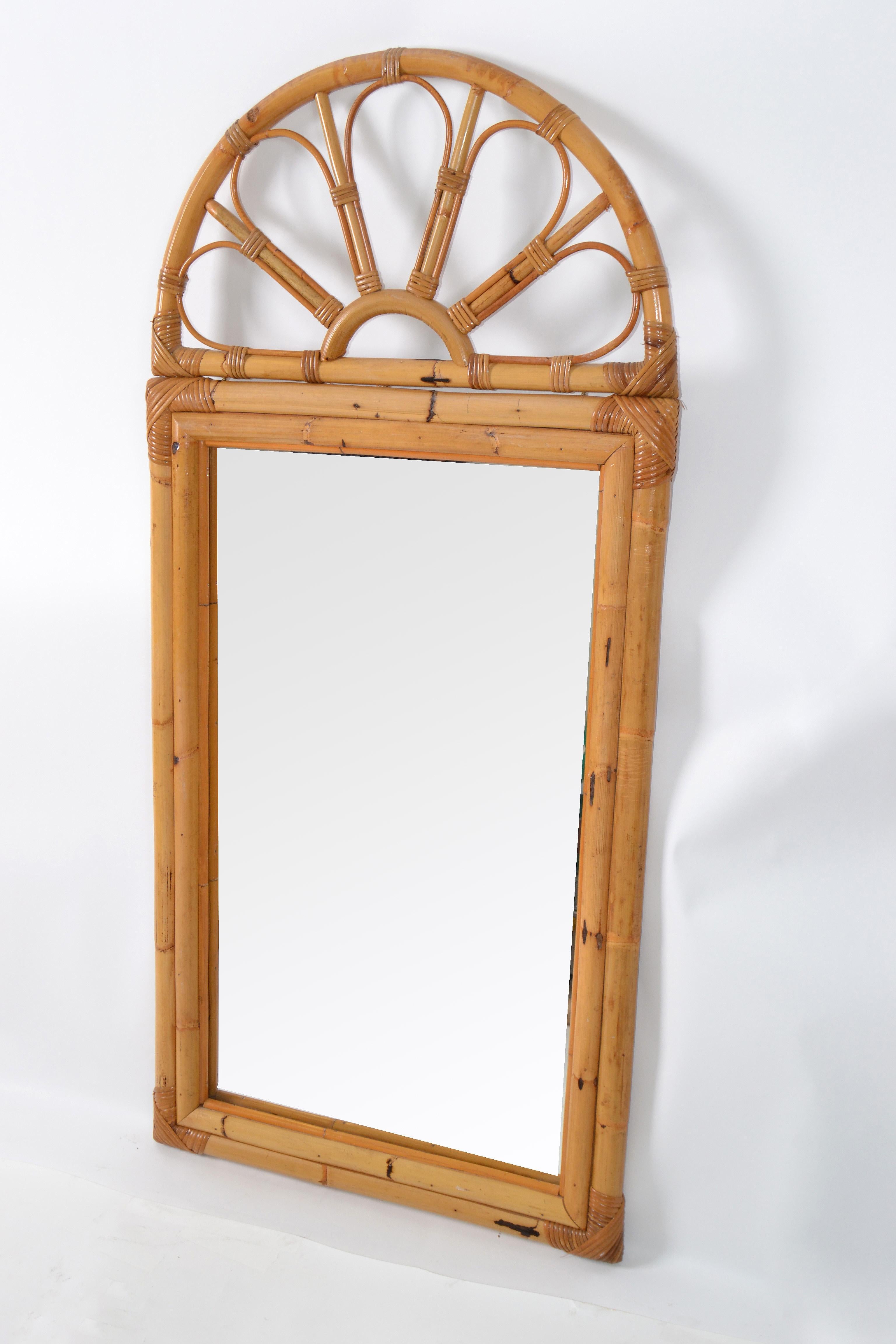 Espejo de pared bohemio de mediados de siglo con arco de bambú y ratán en color beige.
Sólo se puede colgar en vertical.
Espejo de cristal Tamaño: 19 x 33,5 pulgadas de altura.

M-519-335