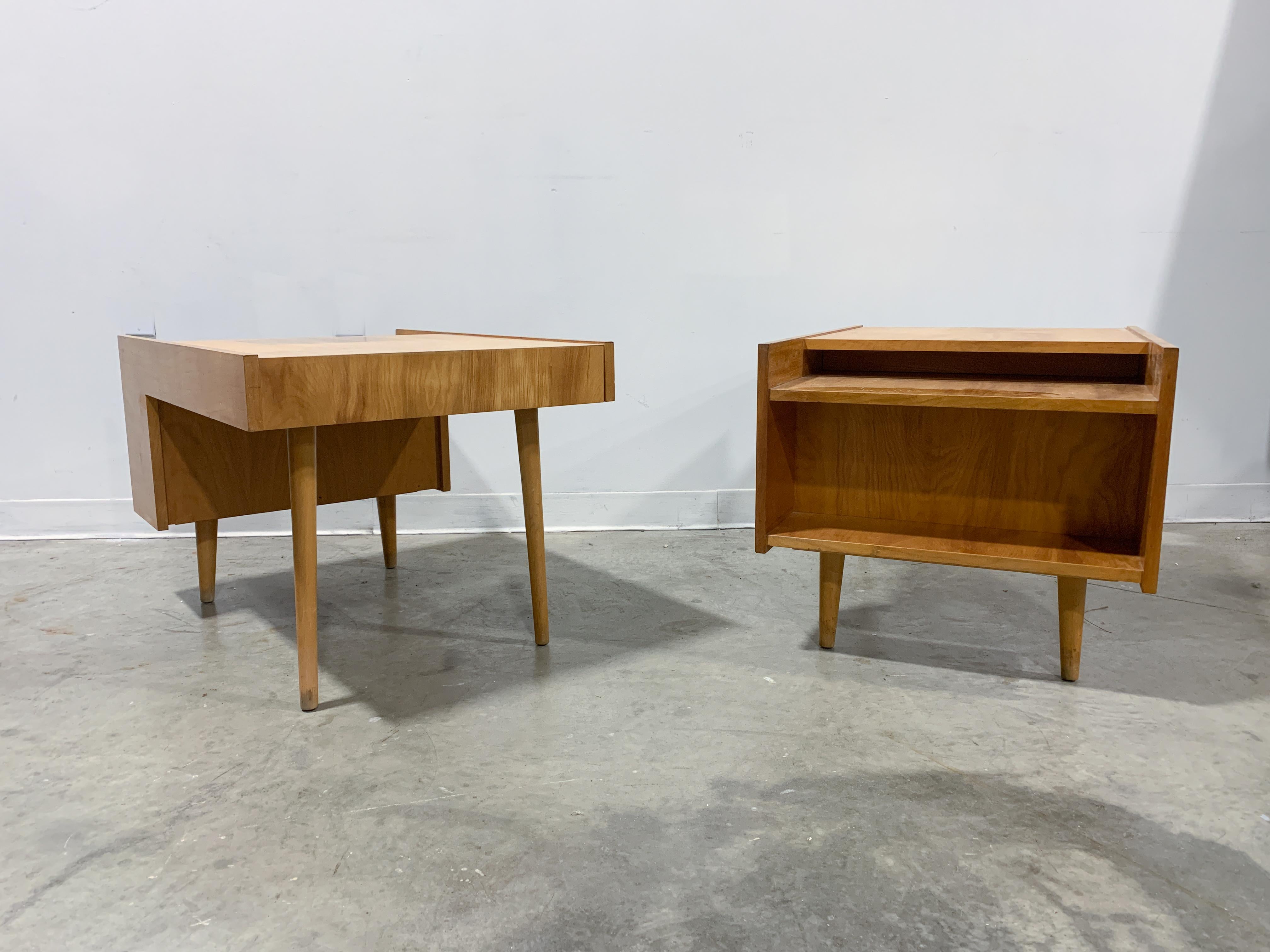 Early modern end tables with books shelves designed by Stanley Young for Glenn of California in the late 1940s -see the original advert from Arts and Architecture Magazine 1947. Sold as a pair.
 
Birch plywood construction and solid birch legs.