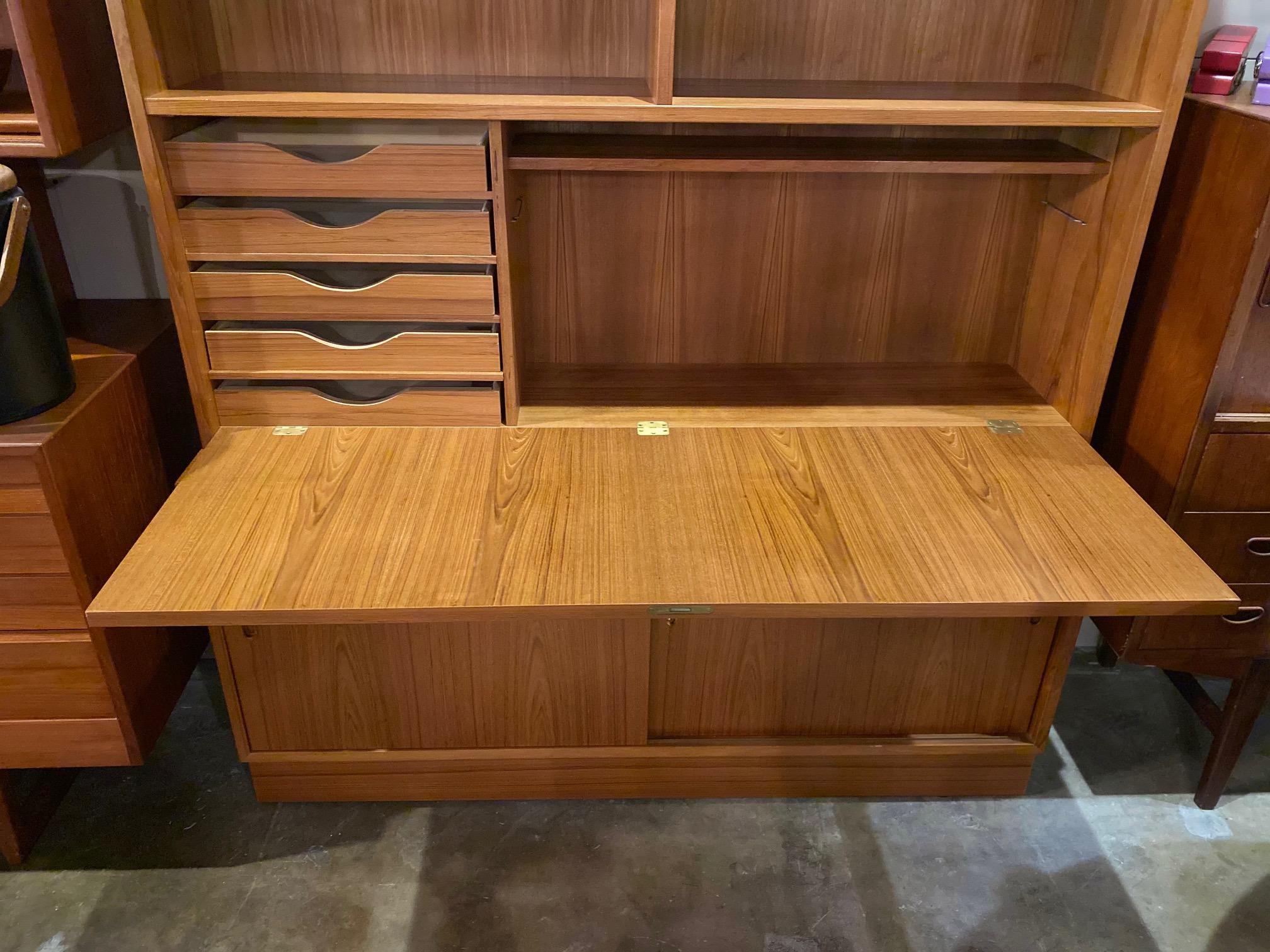 Mid-Century Modern Bookcase by Carlo Jensen for Hundevad In Good Condition In San Antonio, TX