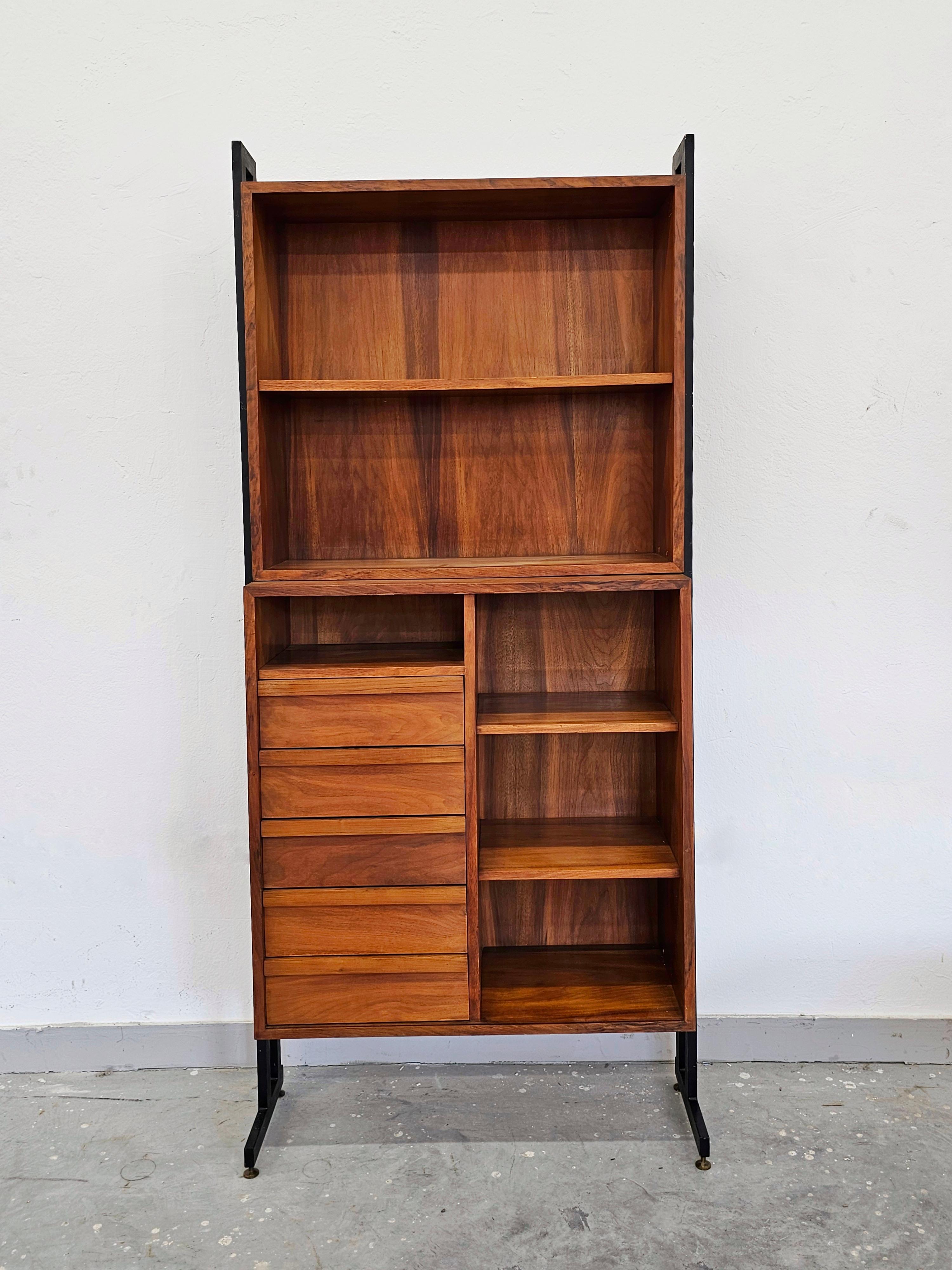 In questo annuncio troverai una bellissima libreria moderna del Mid Century in legno di noce. Dispone di diversi cassetti e scomparti. La libreria poggia su gambe in acciaio verniciate di nero. Realizzato in Danimarca negli anni '60.

Condizioni