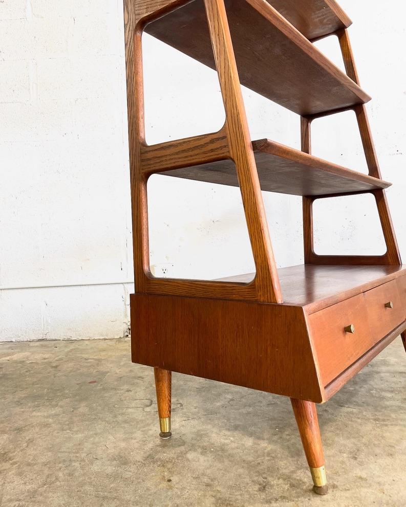 Libreria scolpita del Mid Century Modern con cassetti. 42w 19d 55h
