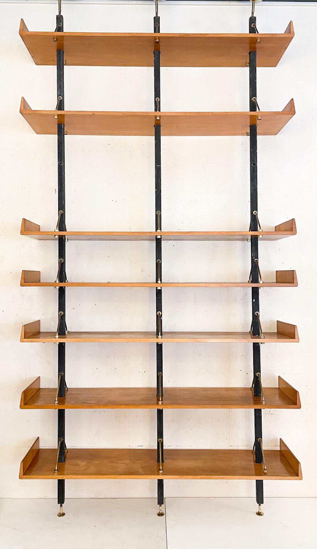 Modernes Bücherregal der Jahrhundertmitte von Angelo Mangiarotti und Bruno Morassutti, Italien, 1950er Jahre

Die Höhe ist modular. 