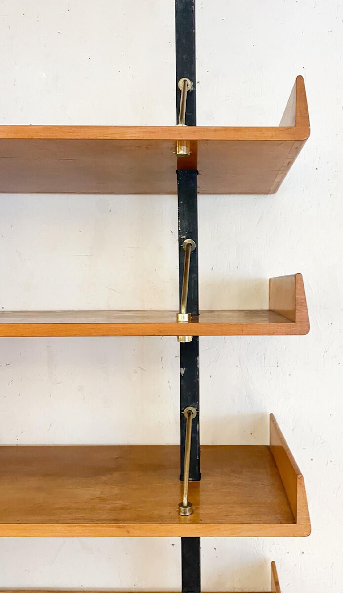 Mid-Century Modern Bookshelf by Angelo Mangiarotti and Bruno Morassutti, Italy In Good Condition For Sale In Brussels, BE