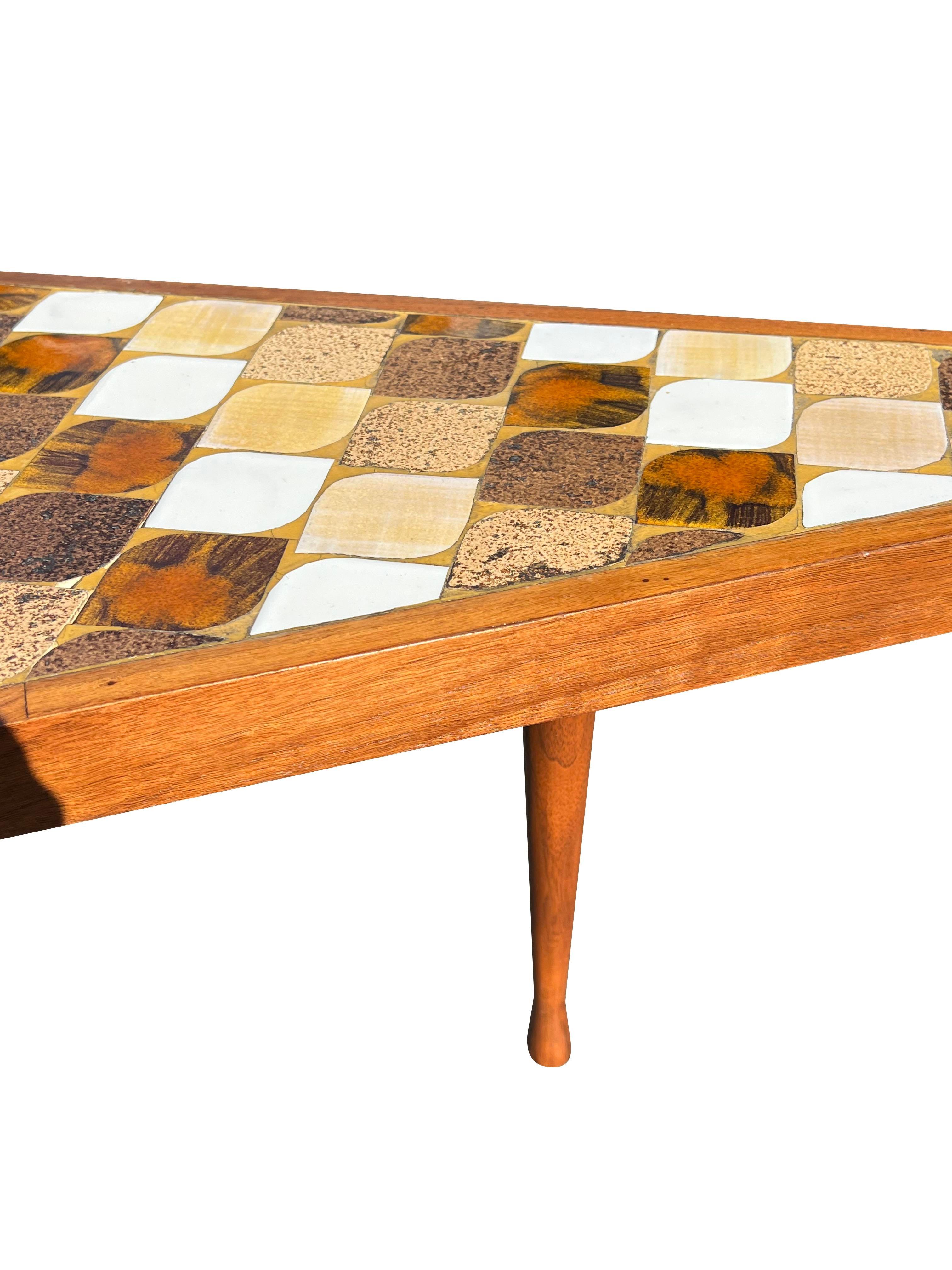 Table basse Boomerang Kidney Forme avec plateau en carreaux, mi-siècle moderne, par Hohenberg en vente 3