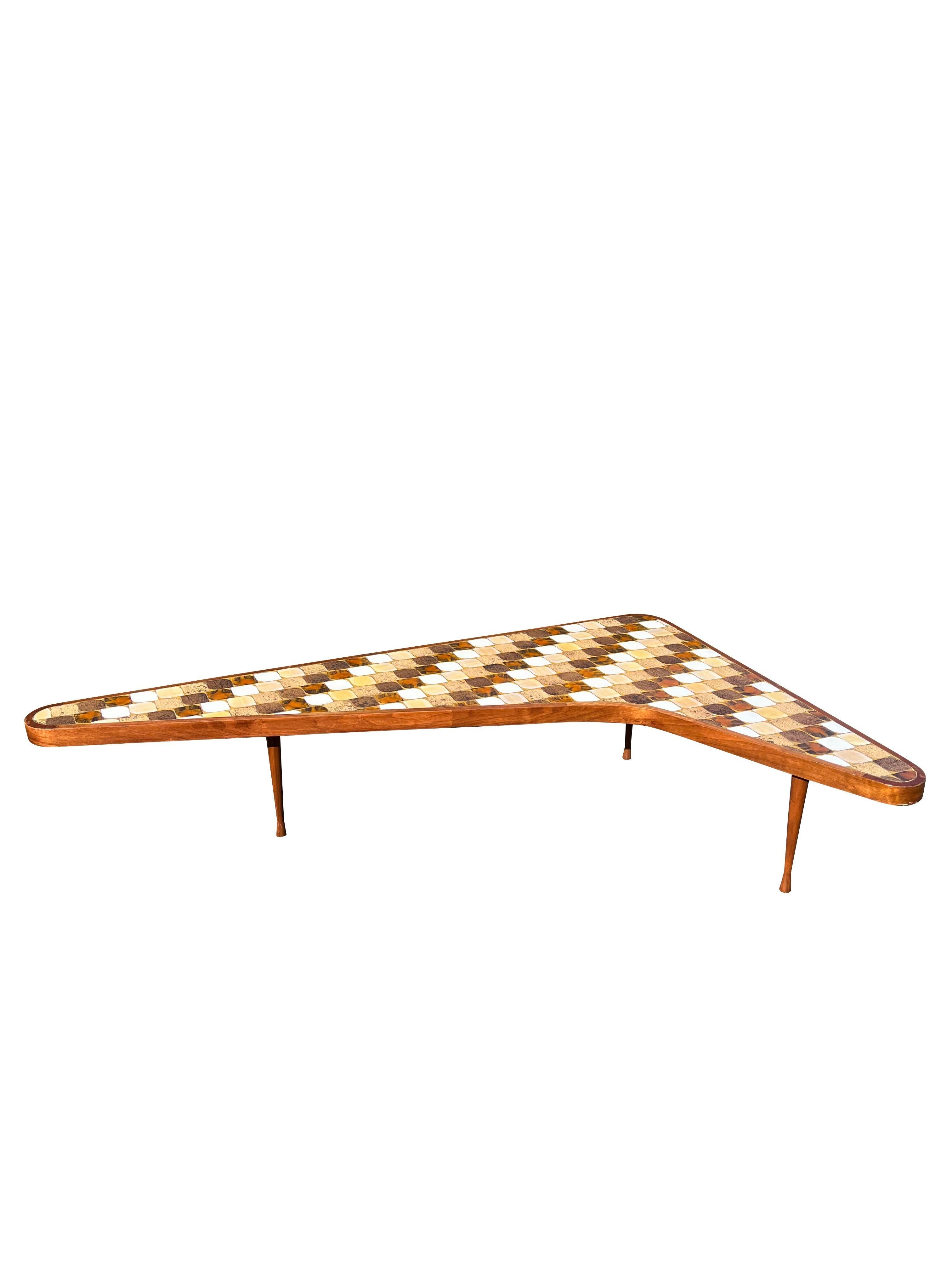 Rare table basse à plateau en carreaux de faïence de forme réniforme Boomerang de Hohenberg, moderne du milieu du siècle dernier.

Élevez votre espace de vie avec cette étonnante et rare table basse à plateau en carreaux Boomerang Kidney Form de