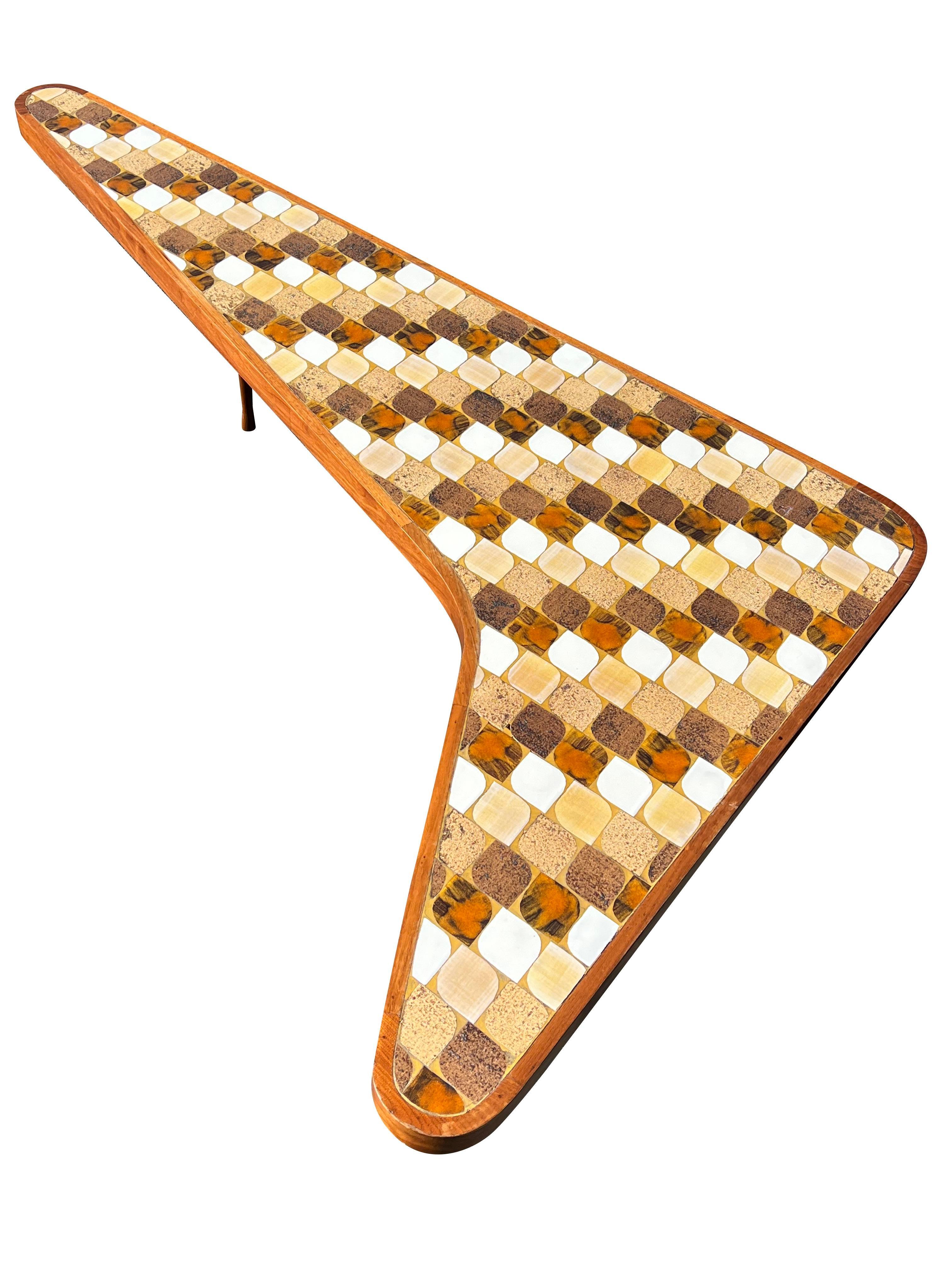 Mid-Century Modern Table basse Boomerang Kidney Forme avec plateau en carreaux, mi-siècle moderne, par Hohenberg en vente