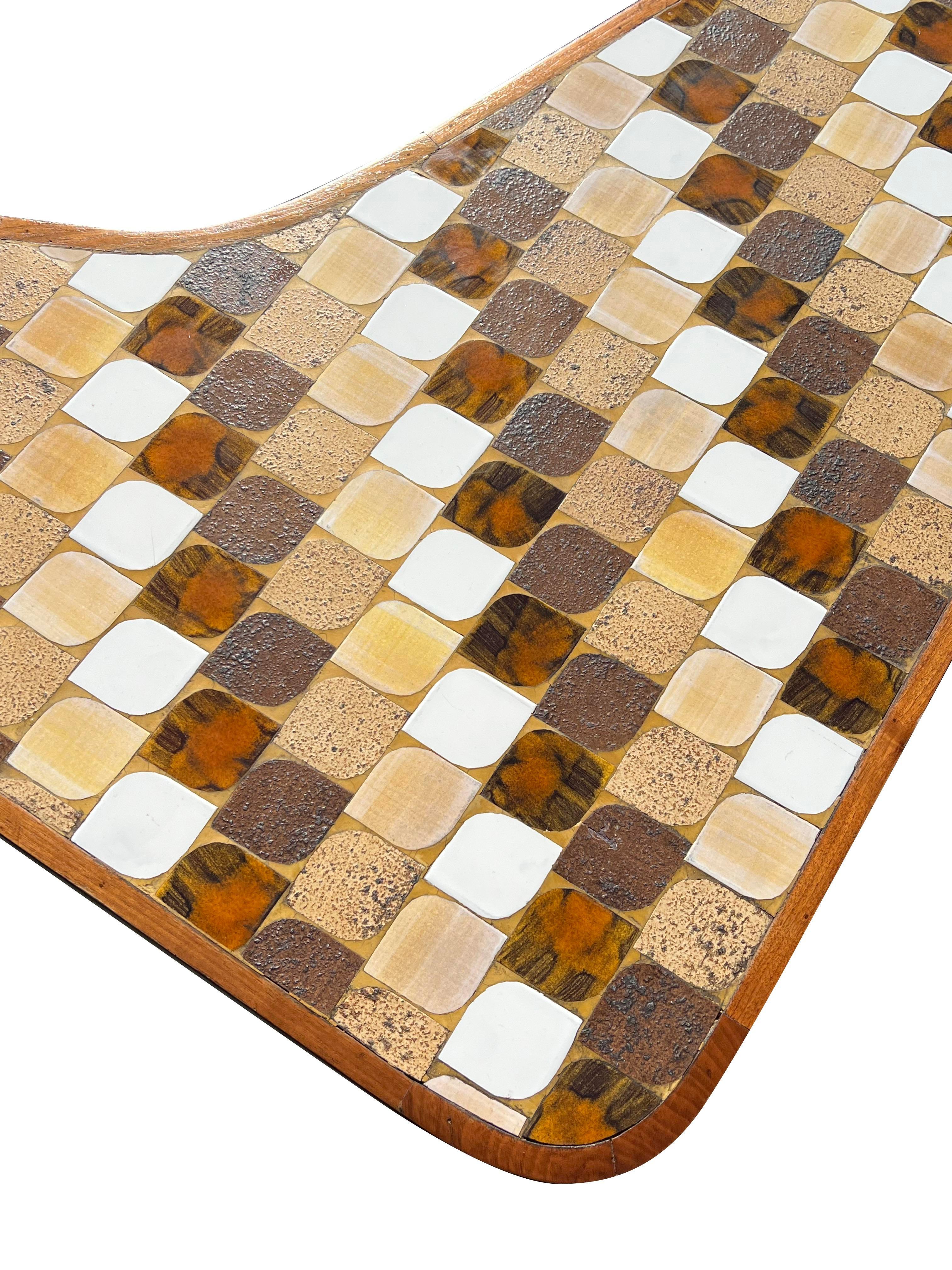 Bois Table basse Boomerang Kidney Forme avec plateau en carreaux, mi-siècle moderne, par Hohenberg en vente