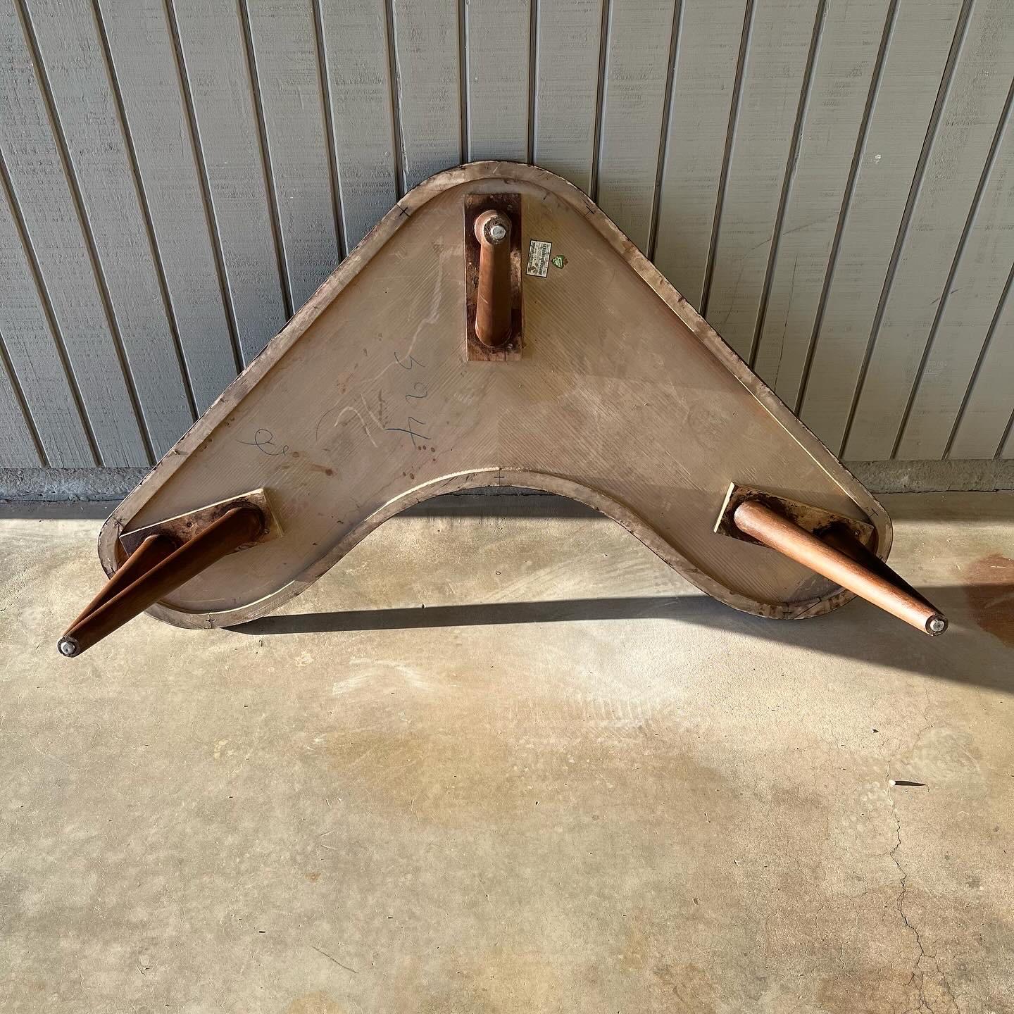 Table basse moderne du milieu du siècle dernier en bois sculpté en forme de boomerang ou de kidney en vente 3
