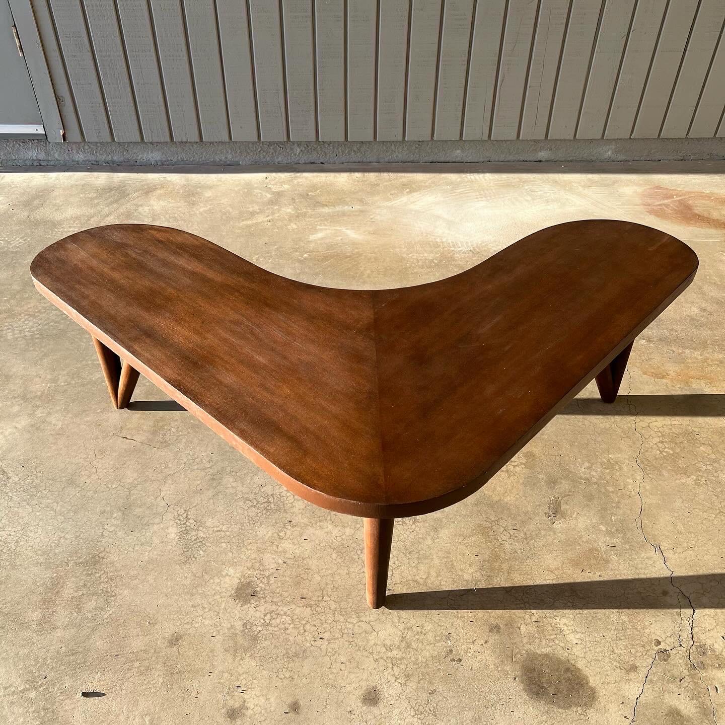 Table basse ou d'appoint en forme de boomerang, d'amibe ou de rein, en bois d'acajou du milieu du siècle, avec pieds sculpturaux. Fabriqué par Imperial, à Grand Rapids, Michigan, années 1950-1960, étiqueté. 40