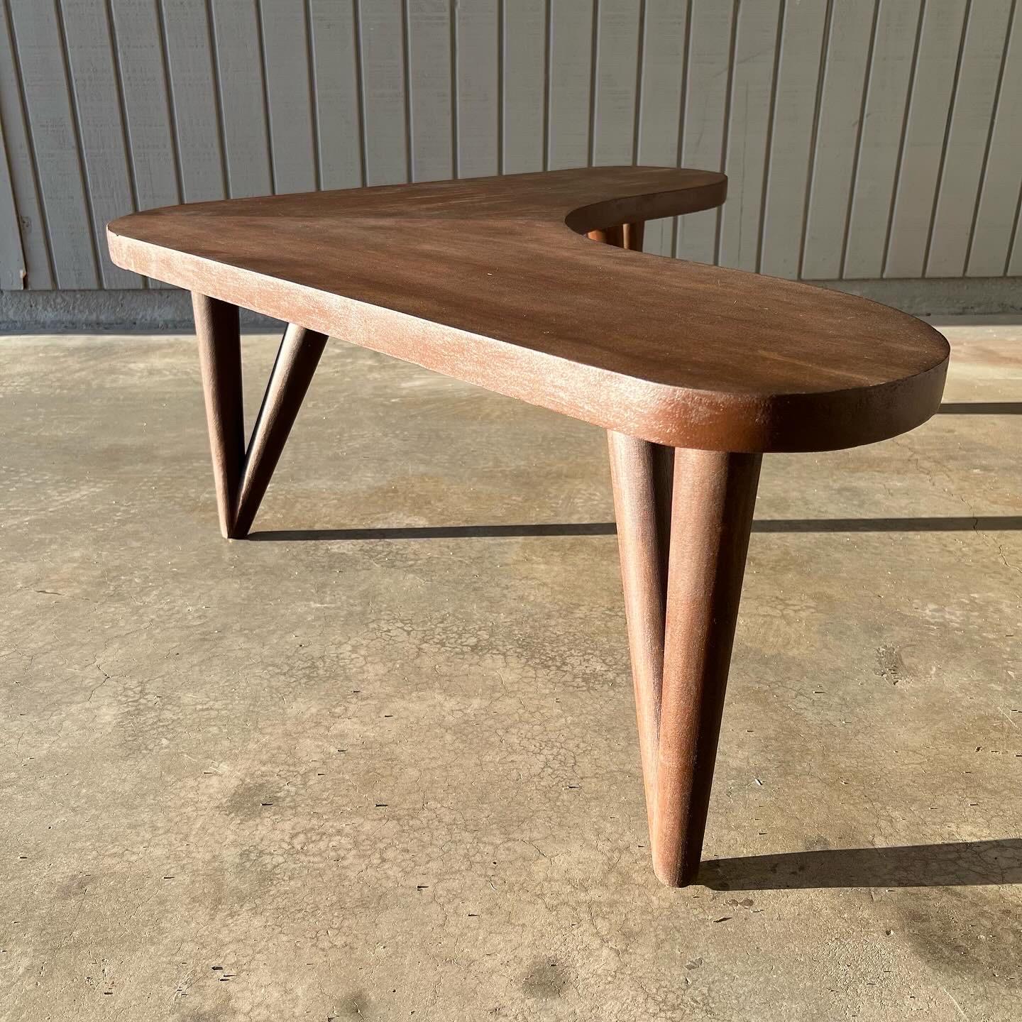 Mid-Century Modern Table basse moderne du milieu du siècle dernier en bois sculpté en forme de boomerang ou de kidney en vente