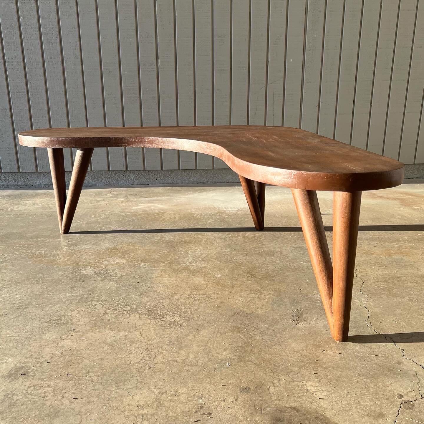 Américain Table basse moderne du milieu du siècle dernier en bois sculpté en forme de boomerang ou de kidney en vente