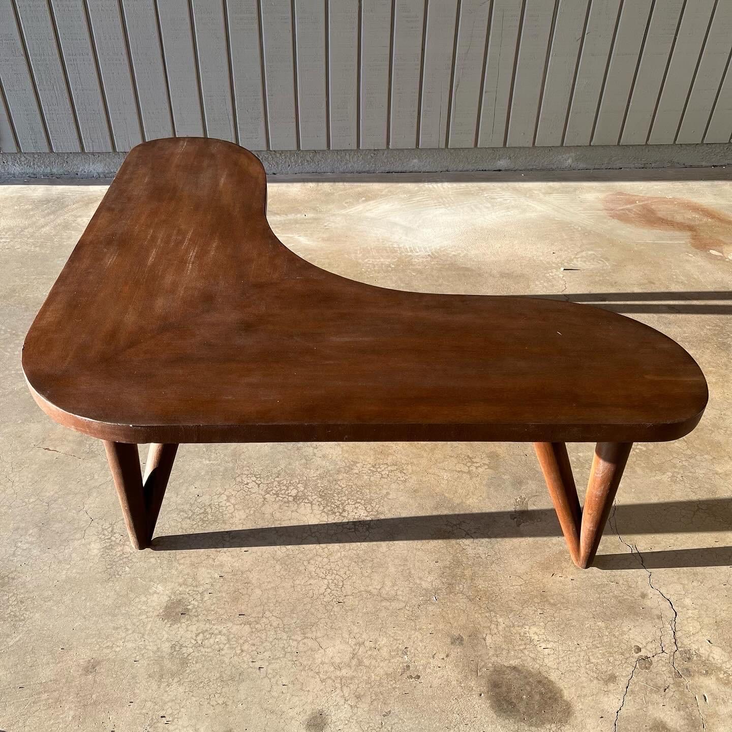 Table basse moderne du milieu du siècle dernier en bois sculpté en forme de boomerang ou de kidney Bon état - En vente à Phoenix, AZ