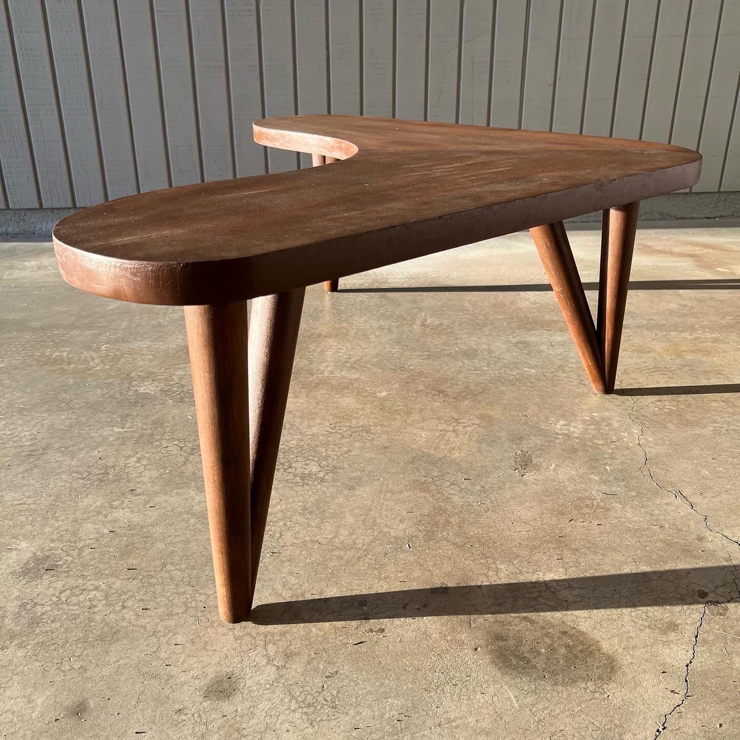 Milieu du XXe siècle Table basse moderne du milieu du siècle dernier en bois sculpté en forme de boomerang ou de kidney en vente
