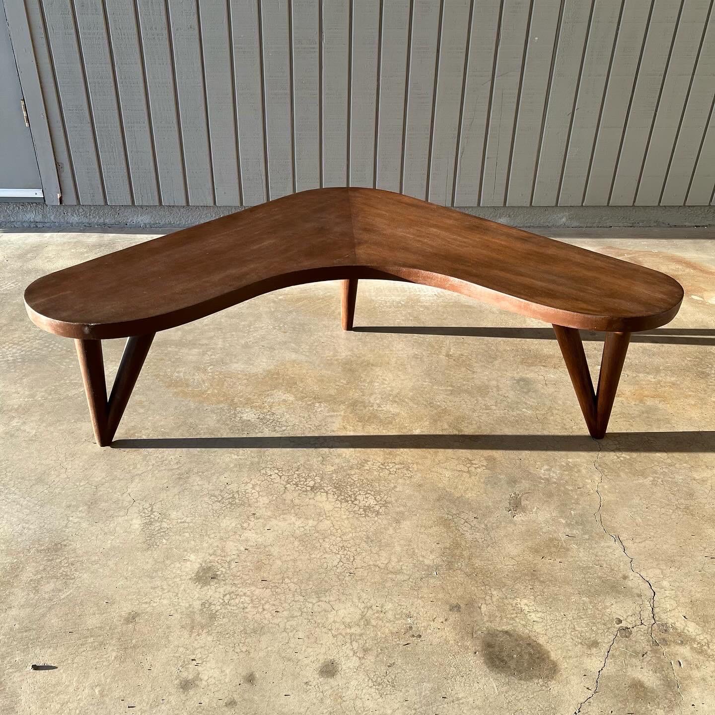 Acajou Table basse moderne du milieu du siècle dernier en bois sculpté en forme de boomerang ou de kidney en vente
