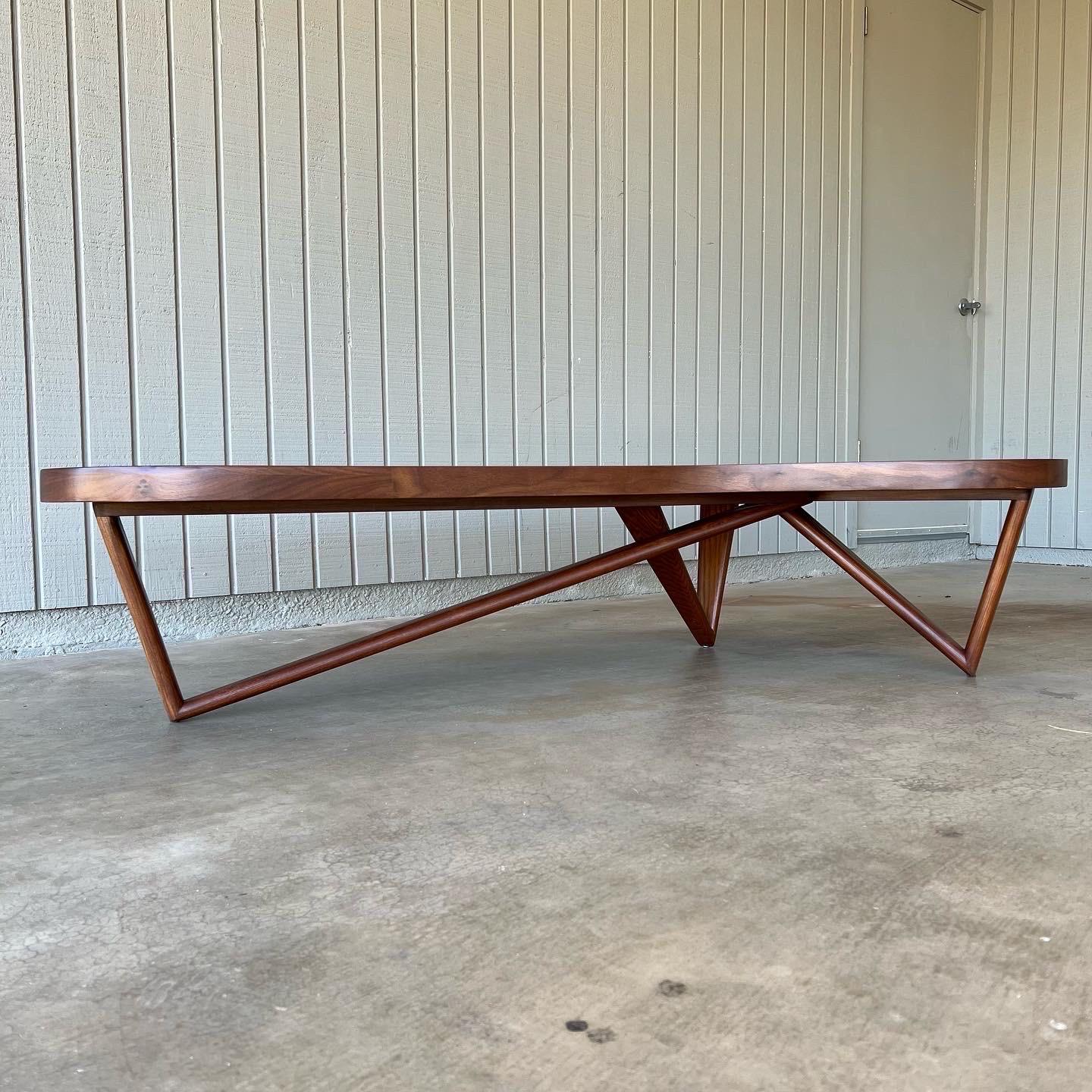 Table basse en forme de boomerang ou de rein avec des pieds sculpturaux en bois, années 1950-1960. Le fabricant n'est pas certain, mais cette table est vraiment rare. Cette table a été entièrement ramenée à la vie, remise à neuf et dotée d'un