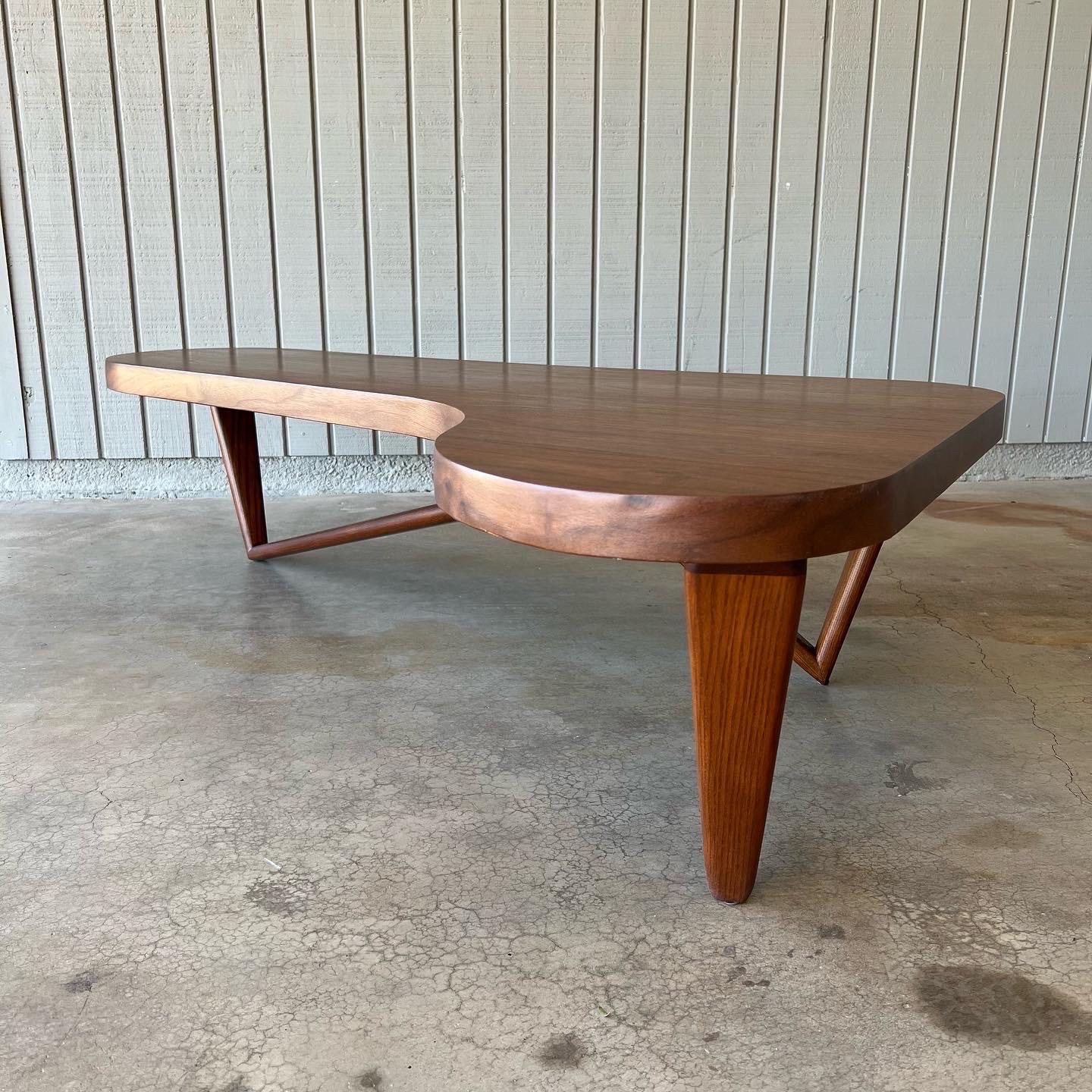 Inconnu Table basse ou de cocktail moderne du milieu du siècle dernier en bois Boomerang ou en forme de rein en vente