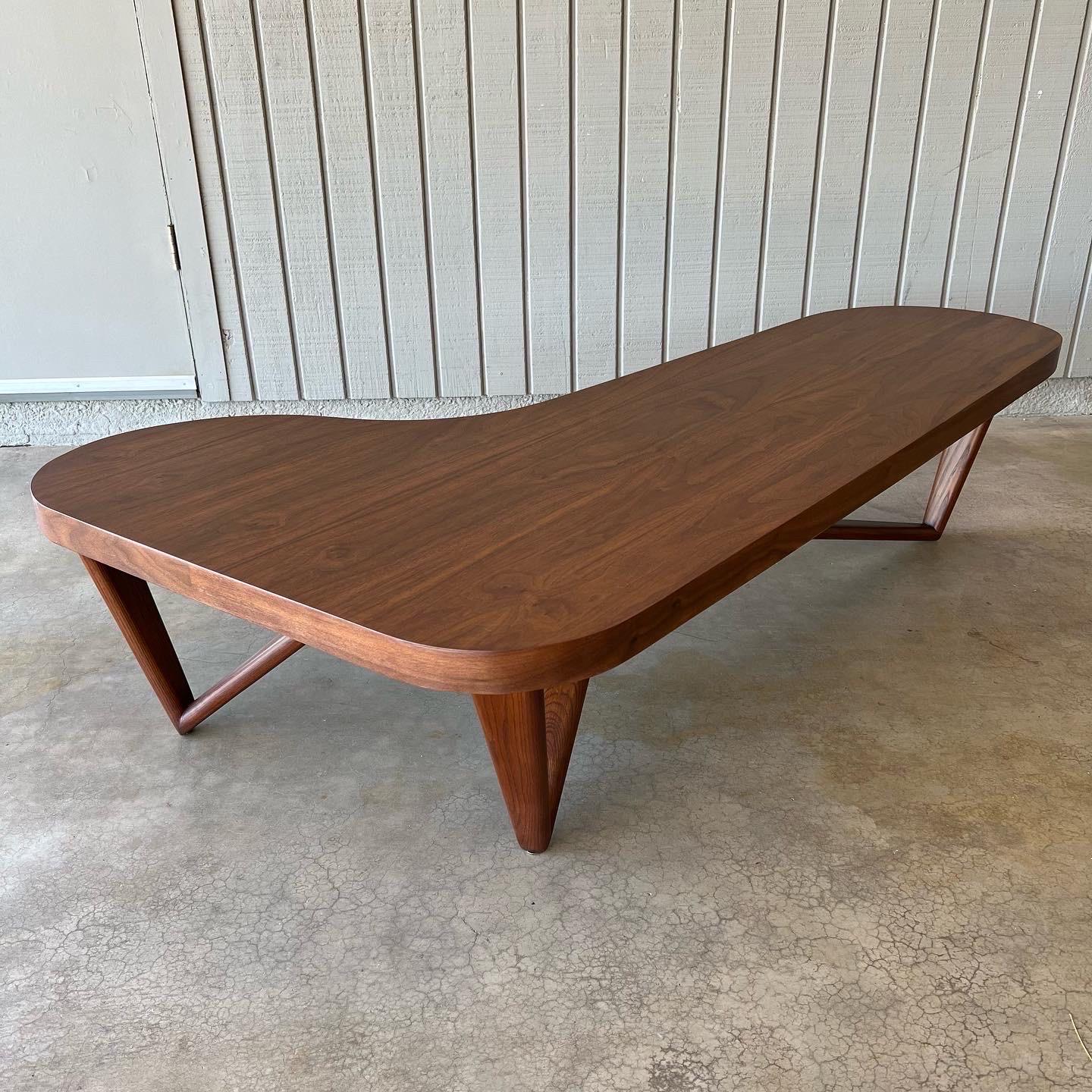 Table basse ou de cocktail moderne du milieu du siècle dernier en bois Boomerang ou en forme de rein Excellent état - En vente à Phoenix, AZ