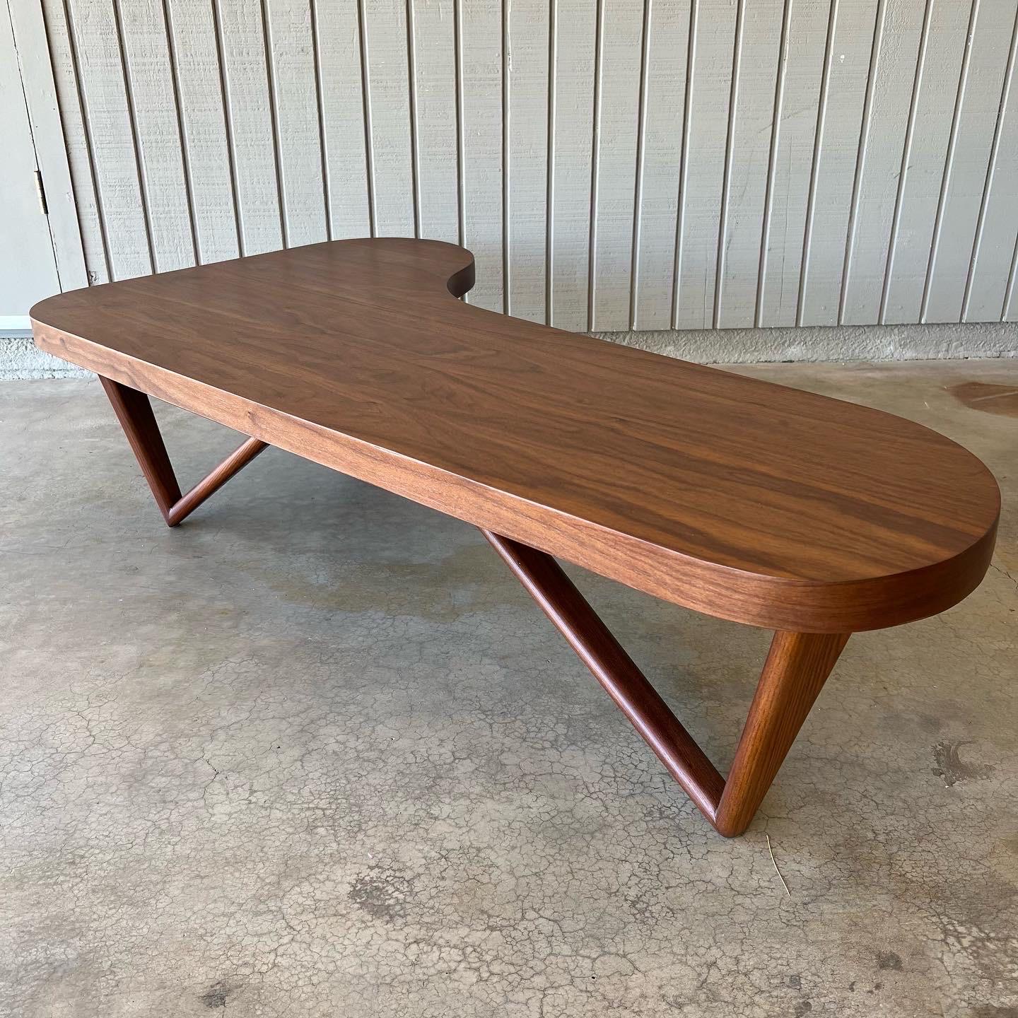 Unknown Mid-Century Modern Boomerang or Kidney Shaped Wood Coffee or Cocktail Table For Sale