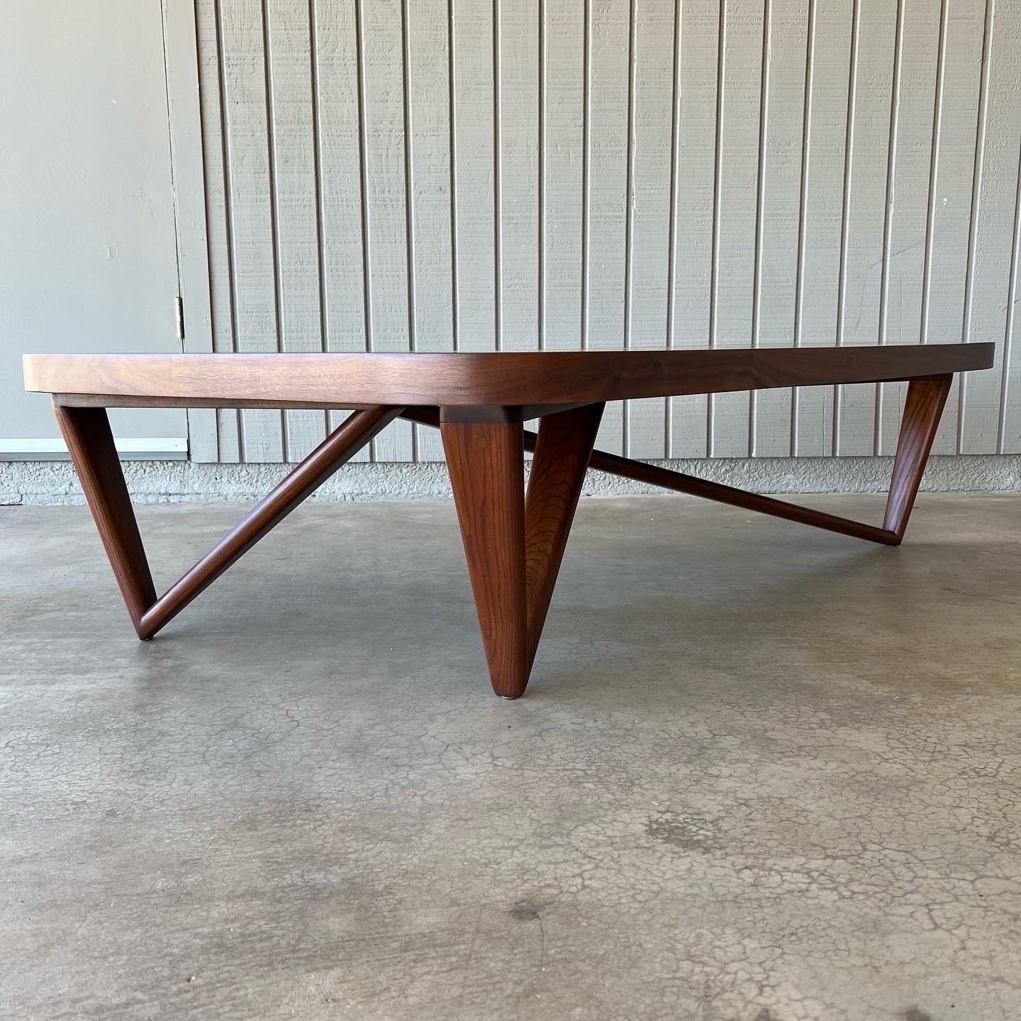 Mid-Century Modern Boomerang or Kidney Shaped Wood Coffee or Cocktail Table In Excellent Condition For Sale In Phoenix, AZ