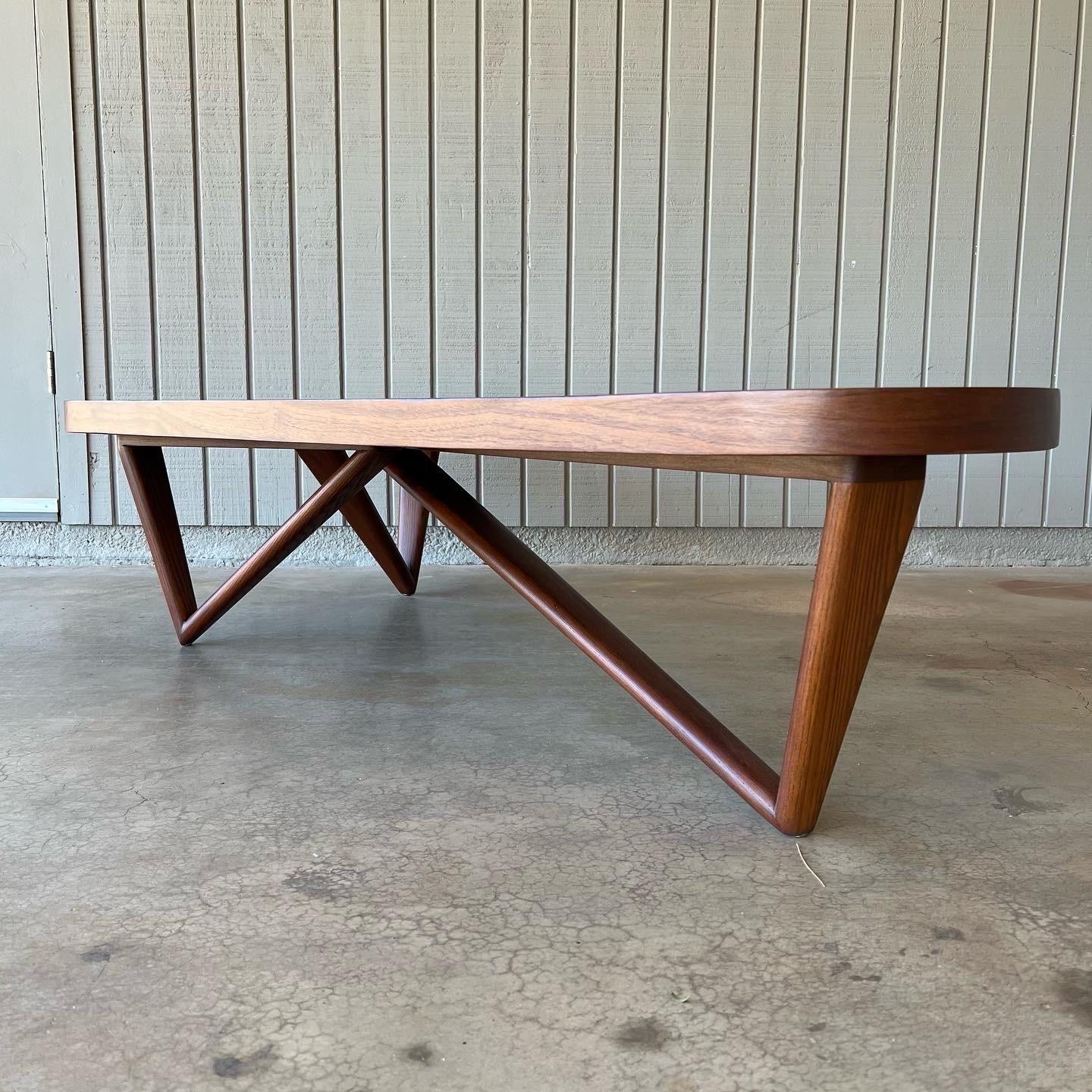 Mid-20th Century Mid-Century Modern Boomerang or Kidney Shaped Wood Coffee or Cocktail Table For Sale
