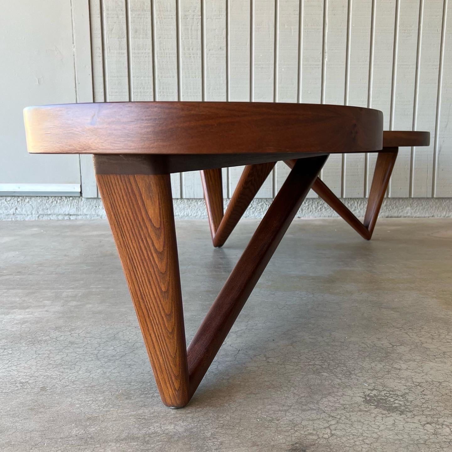 Mahogany Mid-Century Modern Boomerang or Kidney Shaped Wood Coffee or Cocktail Table For Sale