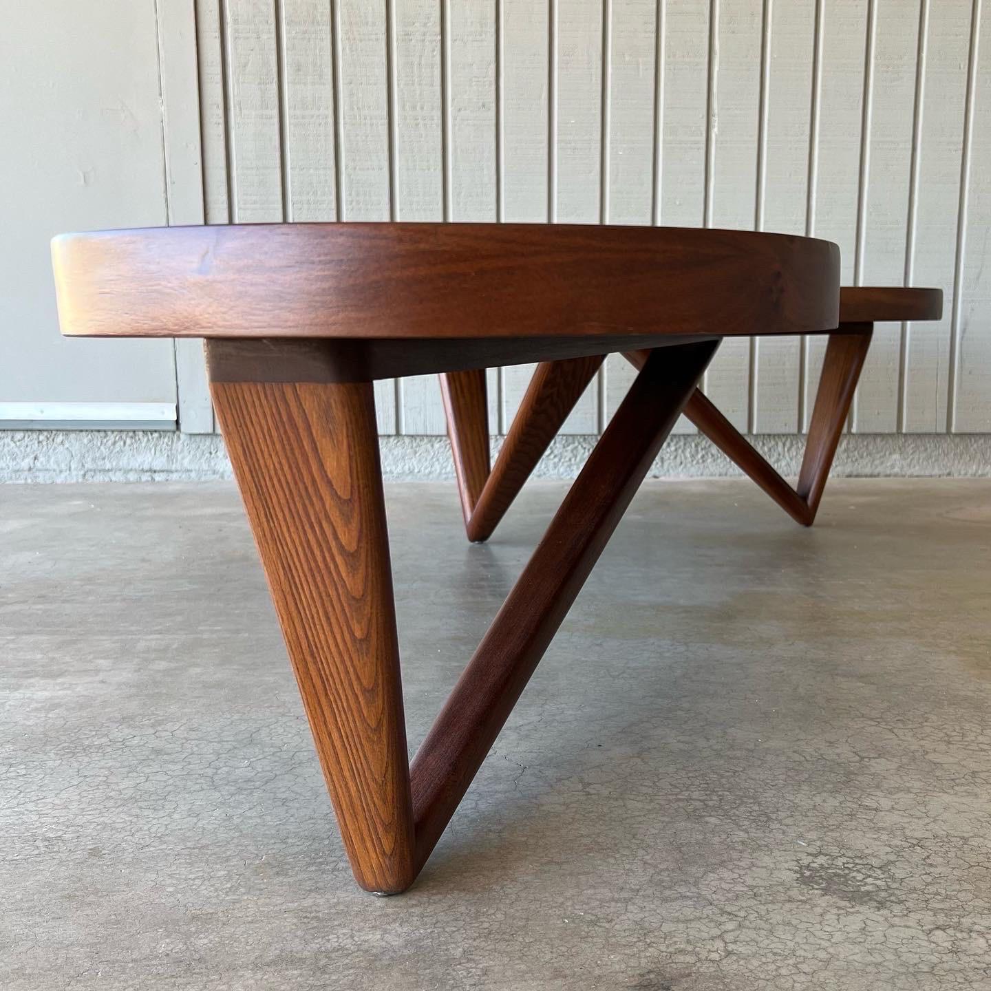 Table basse ou de cocktail moderne du milieu du siècle dernier en bois Boomerang ou en forme de rein en vente 2