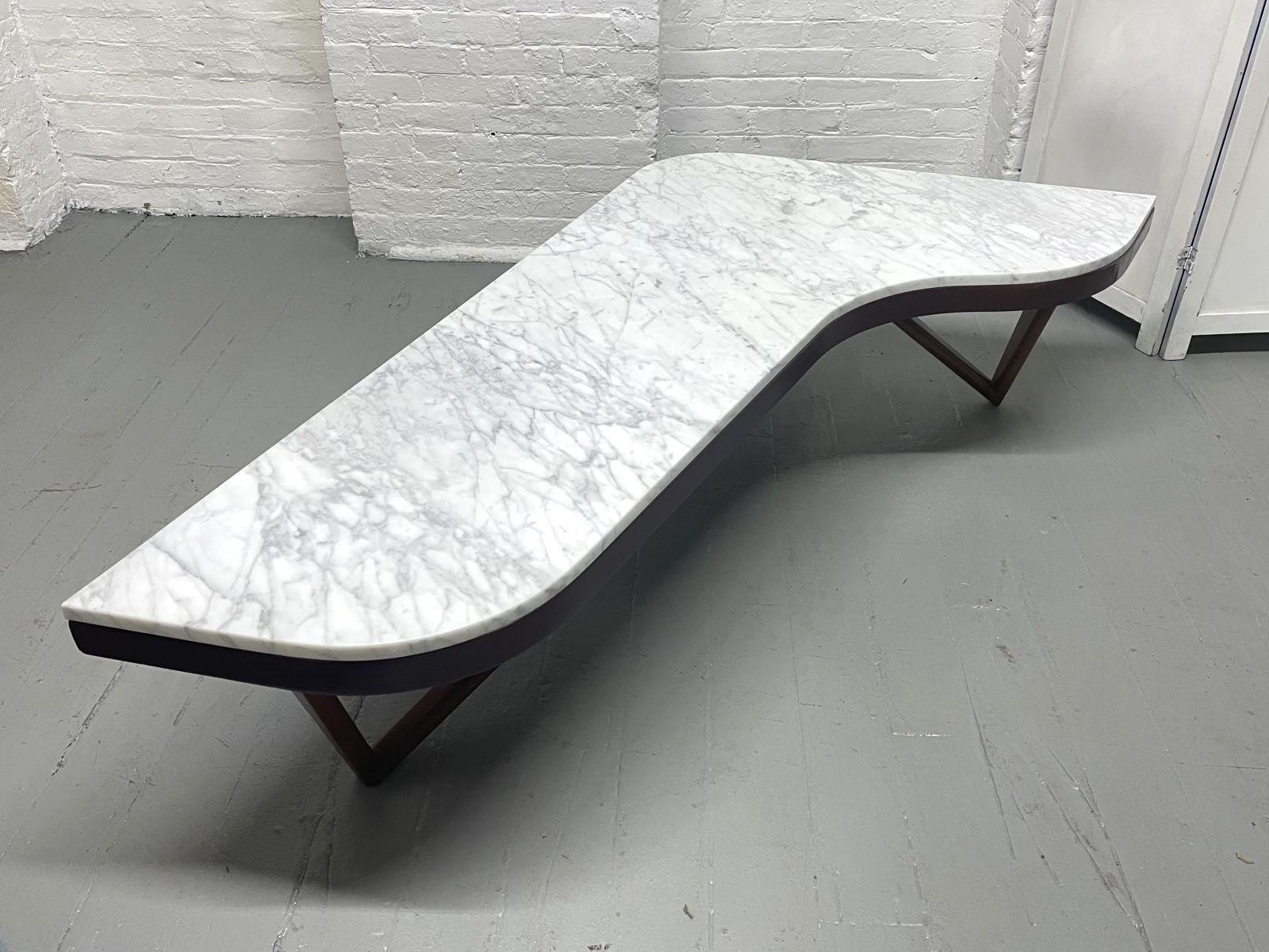 Mid-Century Modern Table basse en forme de boomerang avec plateau en marbre, moderne du milieu du siècle dernier en vente