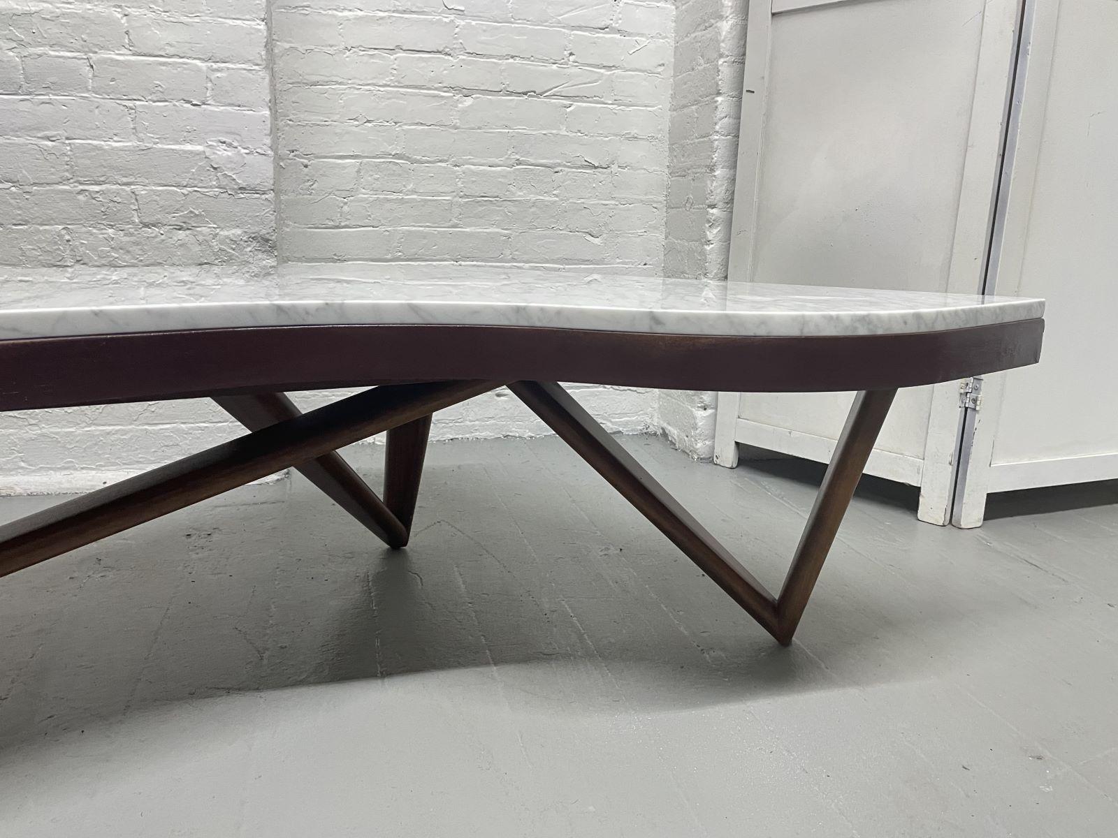 Marbre Table basse en forme de boomerang avec plateau en marbre, moderne du milieu du siècle dernier en vente