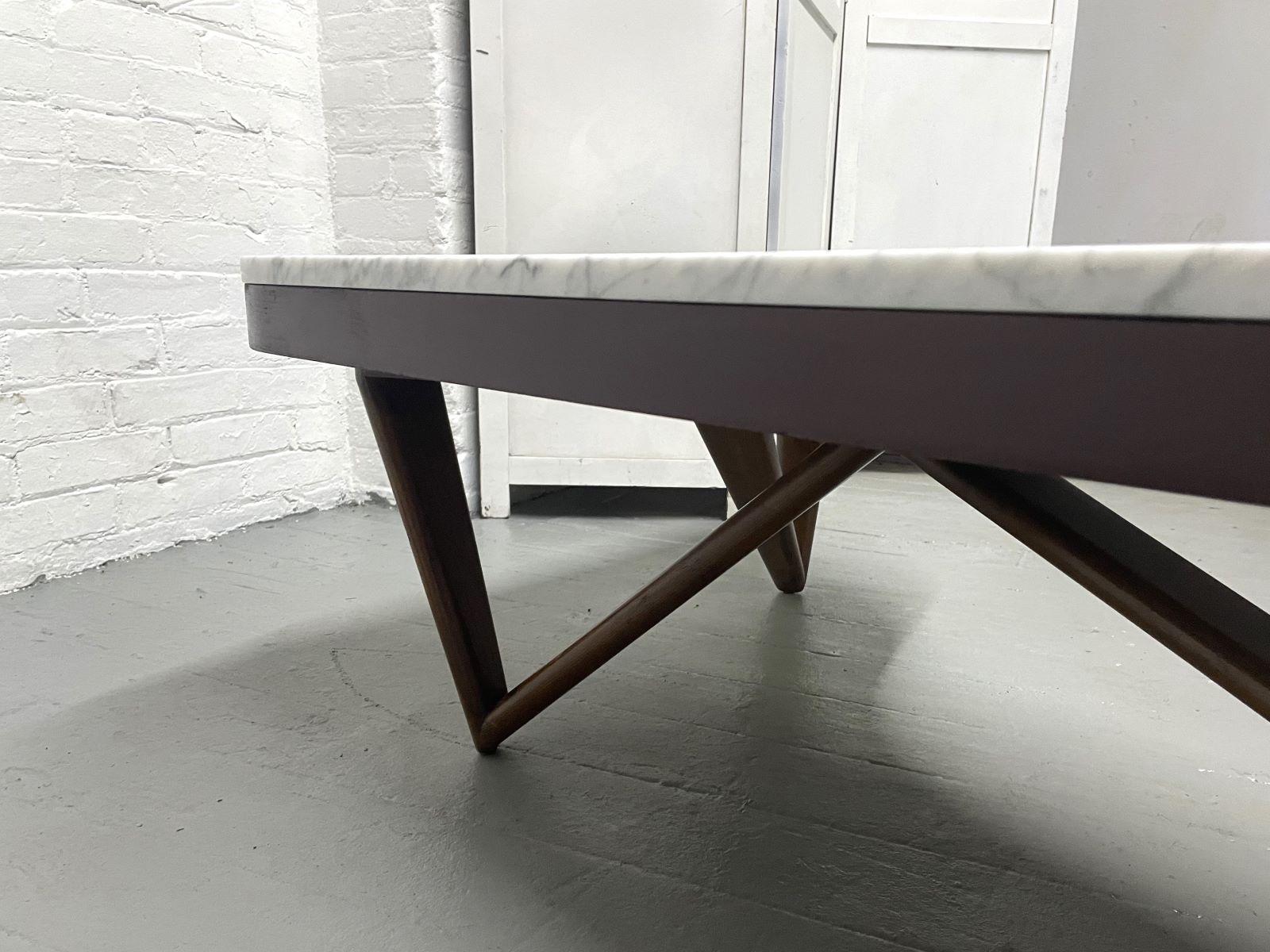 Table basse en forme de boomerang avec plateau en marbre, moderne du milieu du siècle dernier en vente 1
