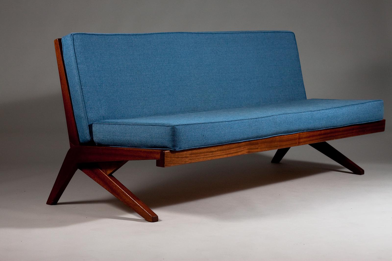 Ajoutez une touche de luxe moderne du milieu du siècle à votre espace avec le canapé Boomerang des années 1960 d'Olavi Hänninen. Fabriquée en acajou, cette pièce emblématique présente la légendaire forme de boomerang qui est devenue synonyme de