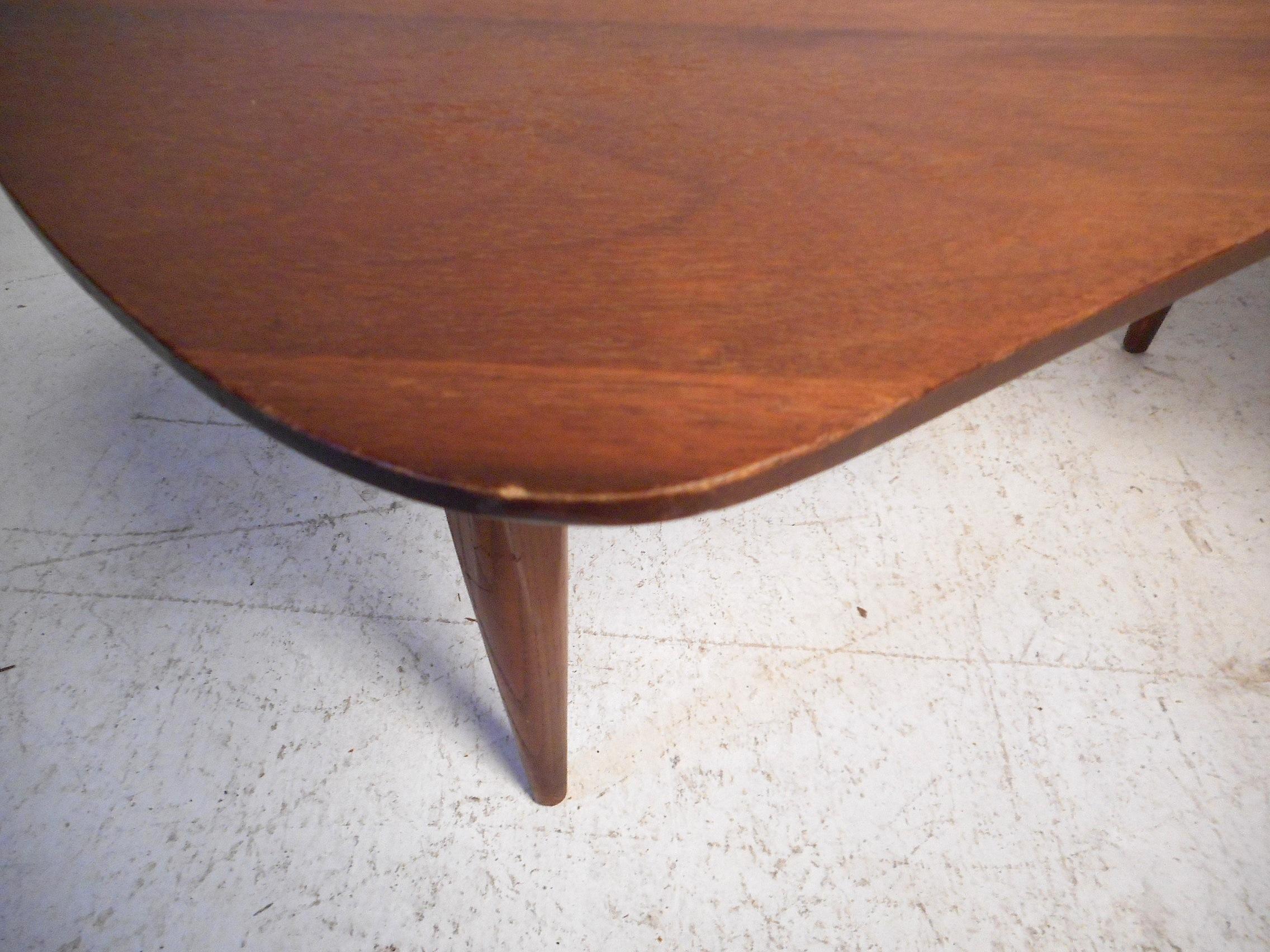 Mid-Century Modern Boomerang Table In Good Condition For Sale In Brooklyn, NY
