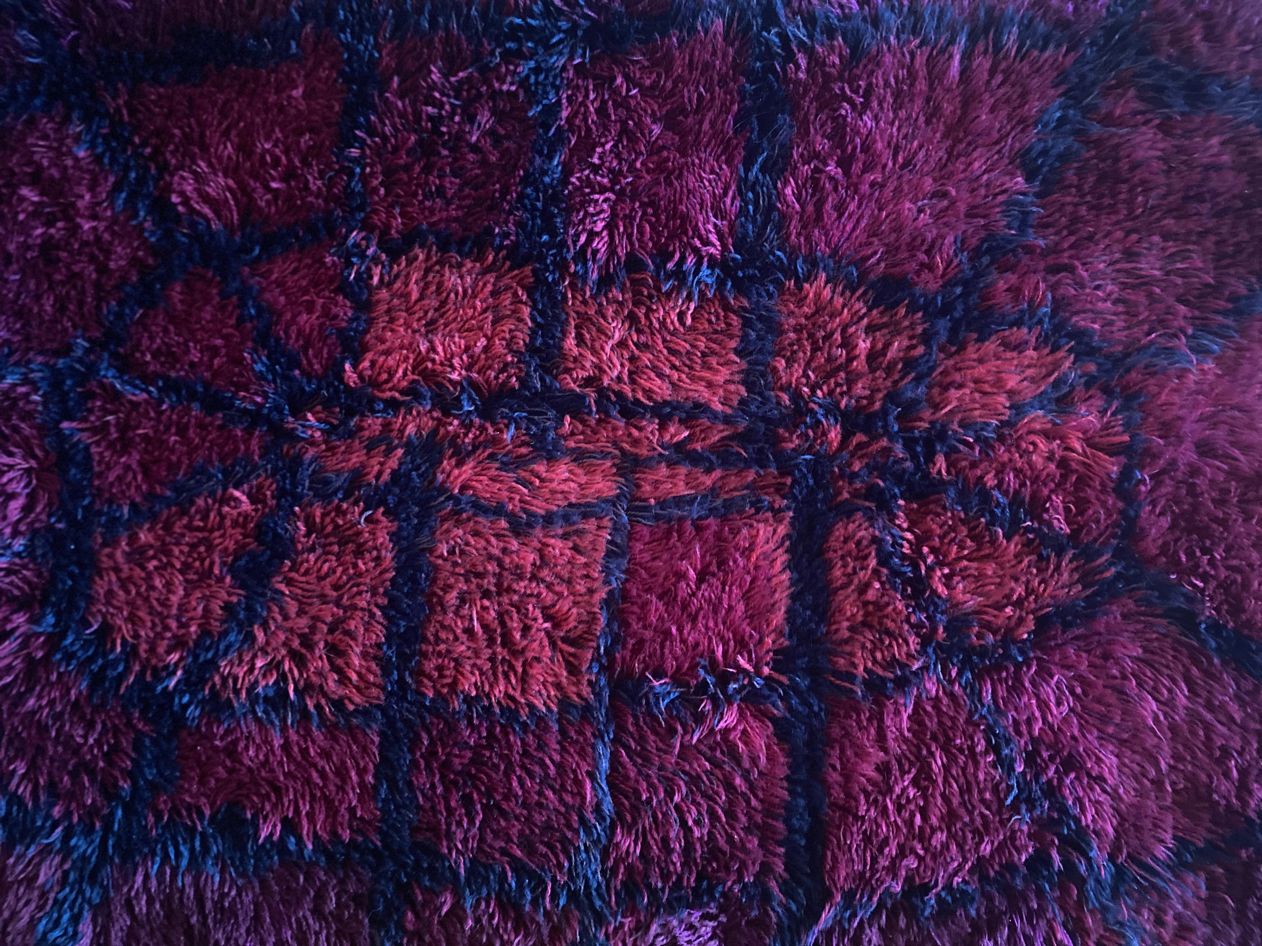 Mid-century Modern Bordeaux Red Rya Rug by Gull-Britt Johansson for NIAB, Sweden In Good Condition For Sale In Grythyttan, SE