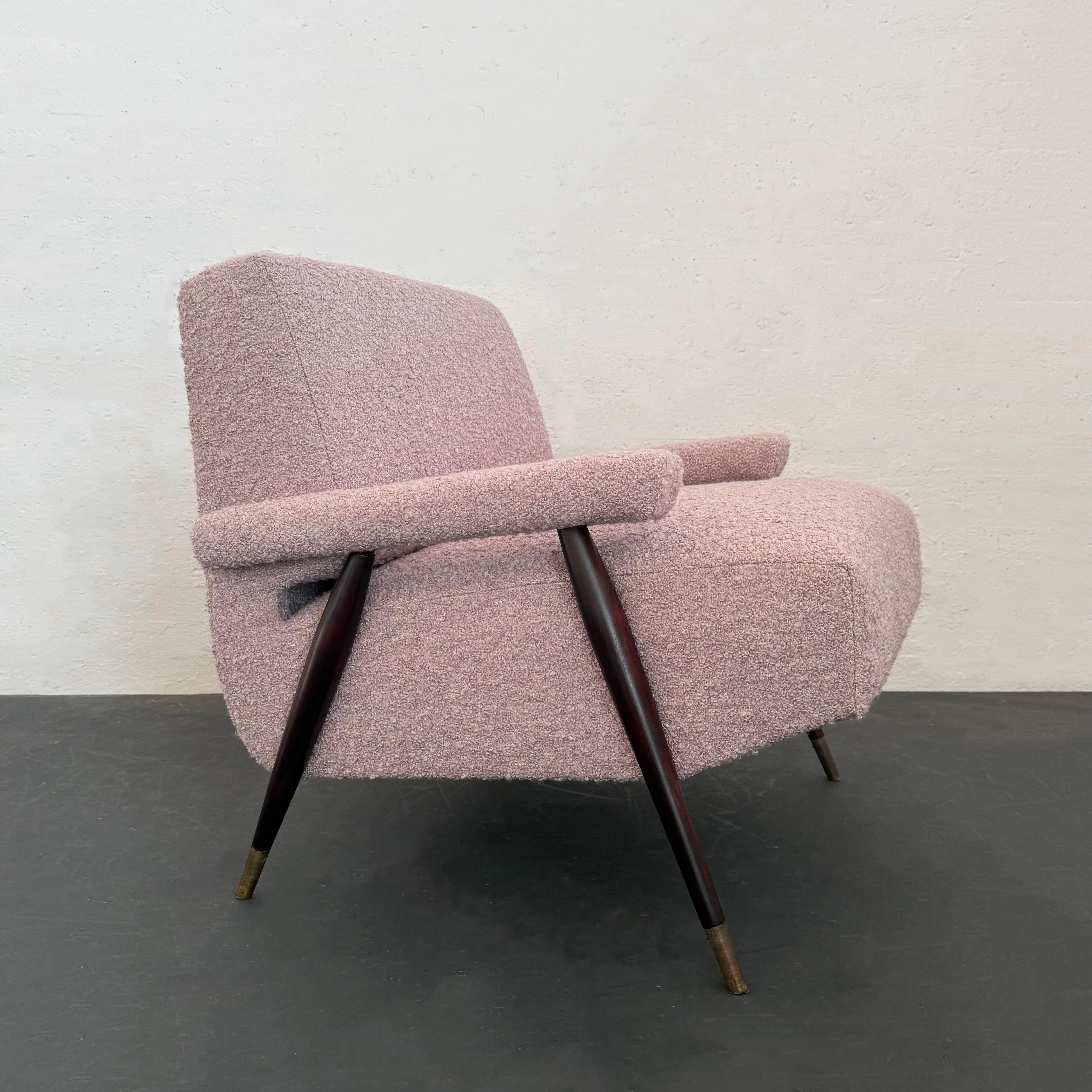 Mid-Century moderno Sedia da salotto in acero imbottita Bouclé moderna di metà secolo in vendita