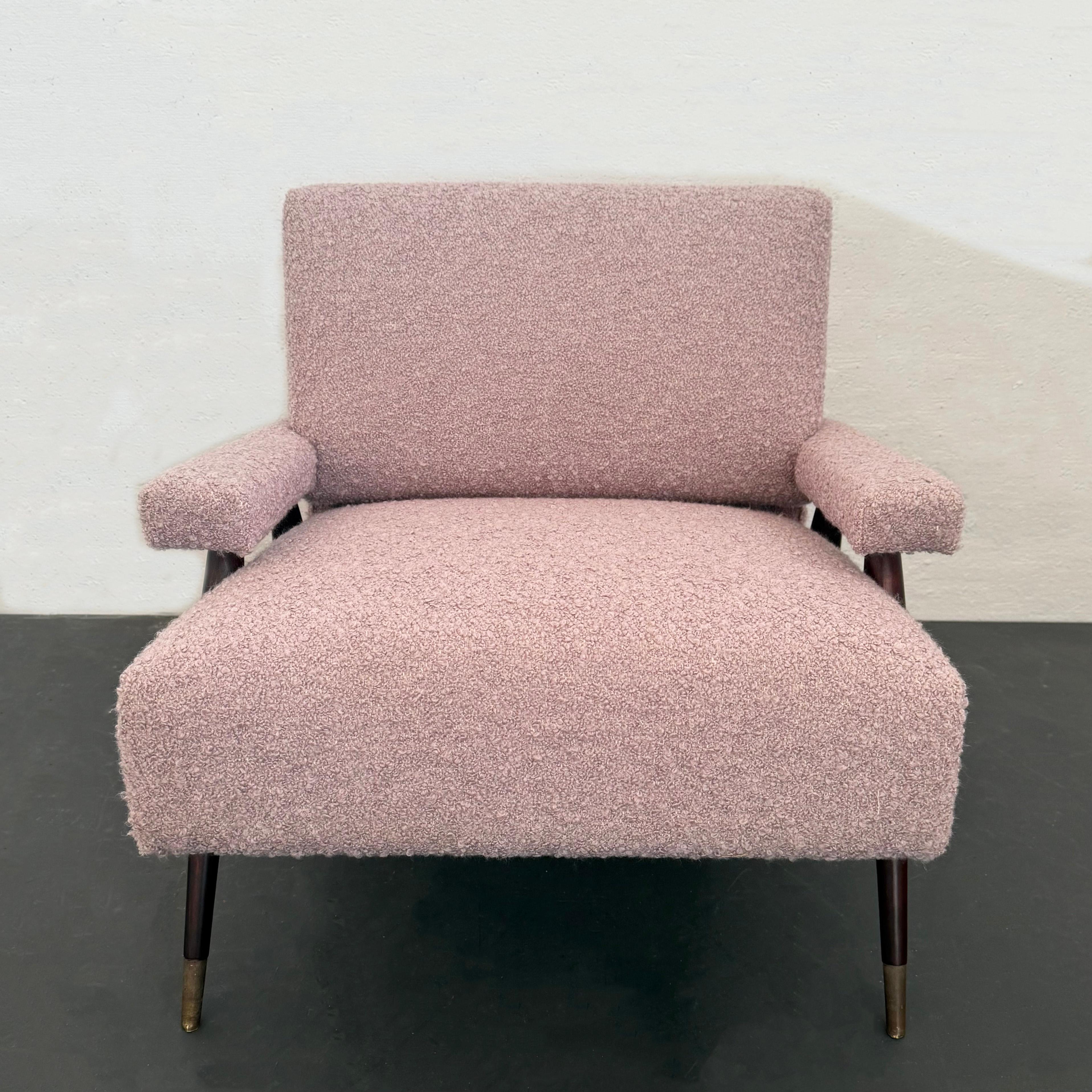 Sedia da salotto in acero imbottita Bouclé moderna di metà secolo In condizioni buone in vendita a Brooklyn, NY